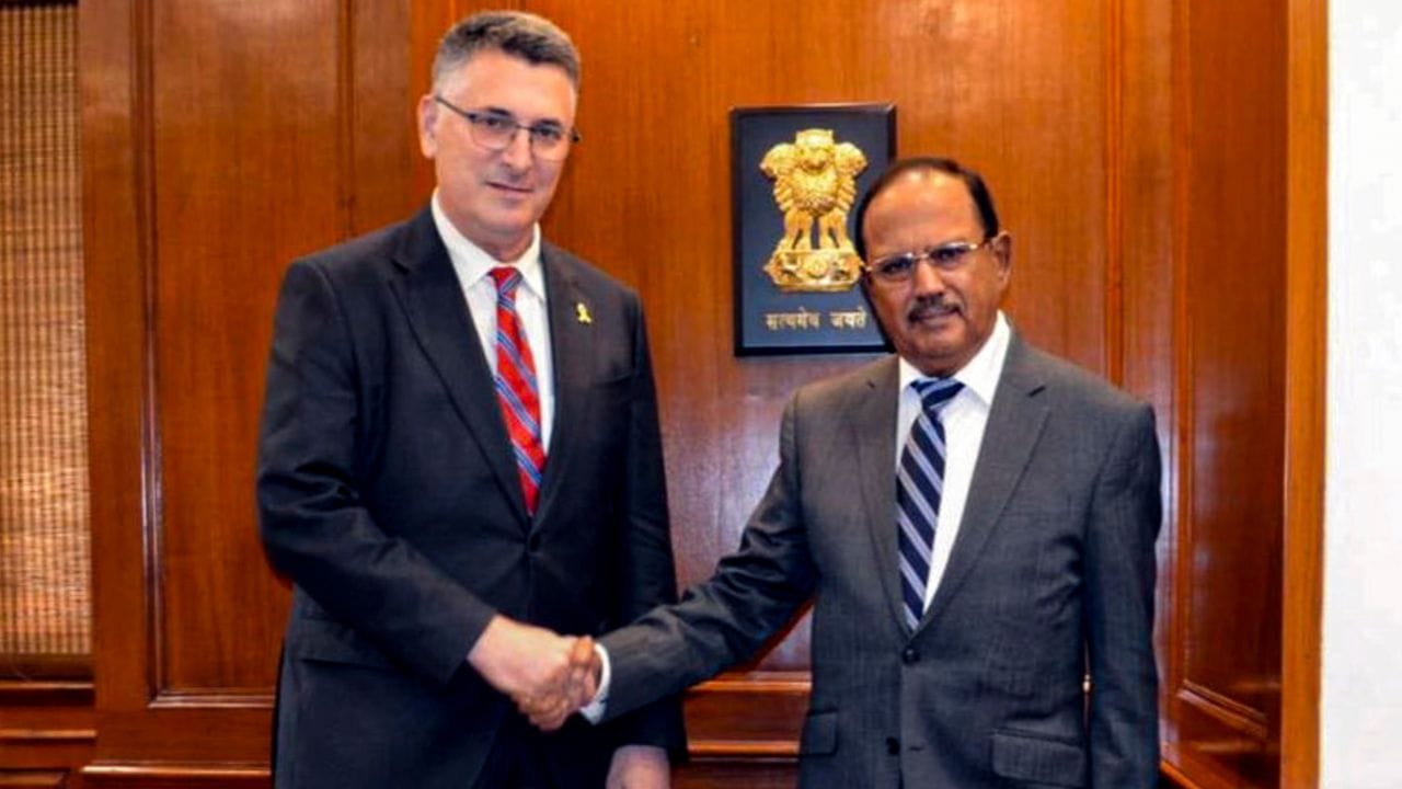 બૂથ સ્કૂલ ઓફ બિઝનેસ, યુનિવર્સિટી ઓફ શિકાગો અને લંડન બિઝનેસ સ્કૂલમાંથી બે એમબીએની ડિગ્રી પણ ધરાવે છે તેમની પાસે ધ ઇન્સ્ટિટ્યૂટ ઓફ ચાર્ટર્ડ એકાઉન્ટન્ટ્સ ઓફ ઇન્ડિયામાંથી ચાર્ટર્ડ એકાઉન્ટન્સીની ડિગ્રી છે. 2 બાળકોનો પિતા છે.