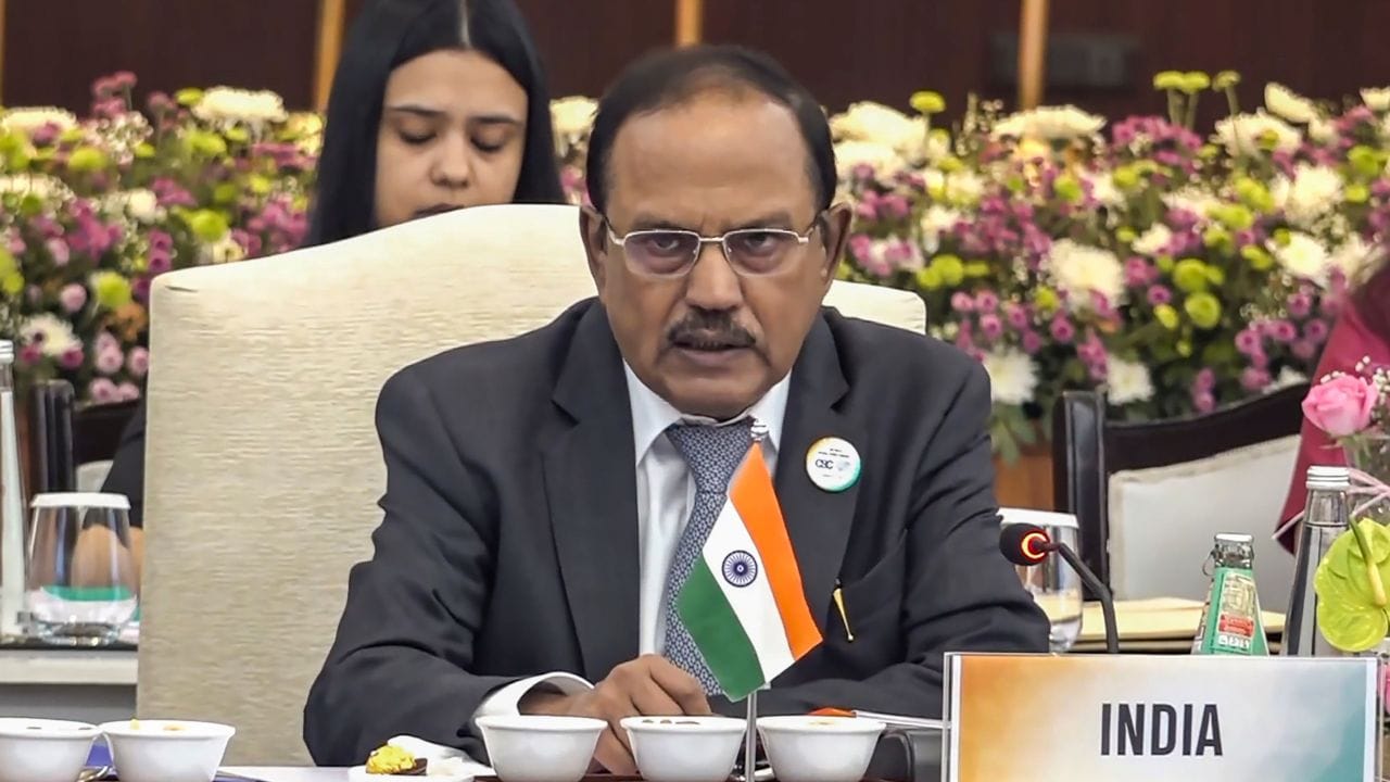 ડોભાલે કહ્યું હતું કે તેઓ શાકાહારી પરિવારમાંથી આવે છે, તેઓ મોટાભાગે કામ માટે ઇન્ટરનેટનો ઉપયોગ કરતા નથી, અને ફોન ફક્ત પરિવાર માટે અને વિદેશમાં રહેતા લોકો સાથે વાત કરતી વખતે જ ઉપયોગ કરે છે.