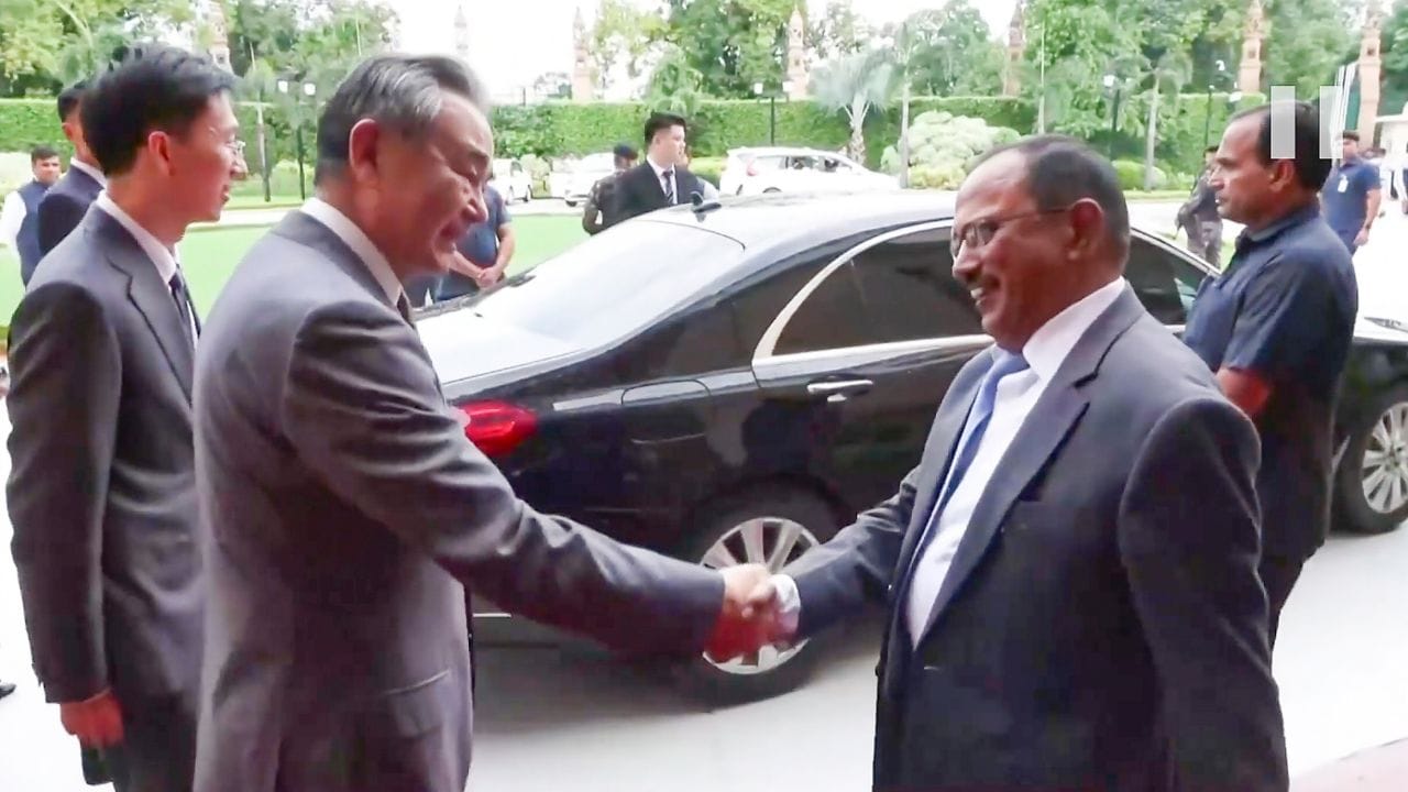 શૌર્ય ભારતના રાષ્ટ્રીય સુરક્ષા સલાહકાર અજિત ડોભાલના પુત્ર છે.તેમણે આર્મી પબ્લિક સ્કૂલમાં અભ્યાસ કર્યો છે.તેમણે દિલ્હી યુનિવર્સિટીના હિન્દુ કોલેજ, દિલ્હીમાંથી અર્થશાસ્ત્રમાં સન્માન સાથે બીએની ડિગ્રી મેળવી છે.