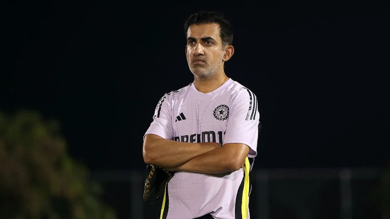 ટીમ ઈન્ડિયાના હેડ કોચ તરીકે ગૌતમ ગંભીરનો કાર્યકાળ વર્ષ 2027 ના વન-ડે વર્લ્ડ કપ સુધીનો છે. તેના કાર્યકાળમાં ટીમ ઈન્ડિયાનું ટેસ્ટમાં પ્રદર્શન સરેરાશ કરતા પણ નીચું રહ્યું છે. જો કે, વ્હાઇટ બોલ ક્રિકેટમાં ટીમના પ્રદર્શનમાં જબરદસ્ત સુધાર આવ્યો છે. ટેસ્ટમાં નબળા પ્રદર્શનને કારણે ઘણીવાર રેડ બોલ ક્રિકેટ માટે નવા કોચની માંગ ઉઠતી રહી છે.