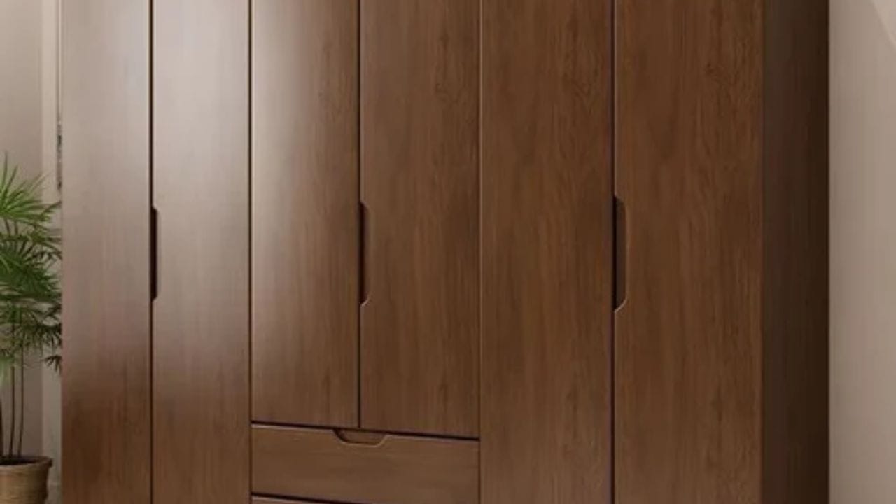 ઘણીવાર, જગ્યાની મર્યાદા અથવા સુવિધાને કારણે, આપણે તેના પર પુસ્તકો, જૂના કપડાં, બોક્સ અને બિનજરૂરી વસ્તુઓનો ઢગલો કરીએ છીએ. વાસ્તુ શાસ્ત્ર અનુસાર આ આદત ઘરની સકારાત્મક ઉર્જાને અસર કરે છે અને ધીમે ધીમે વિવિધ સમસ્યાઓ તરફ દોરી જાય છે.