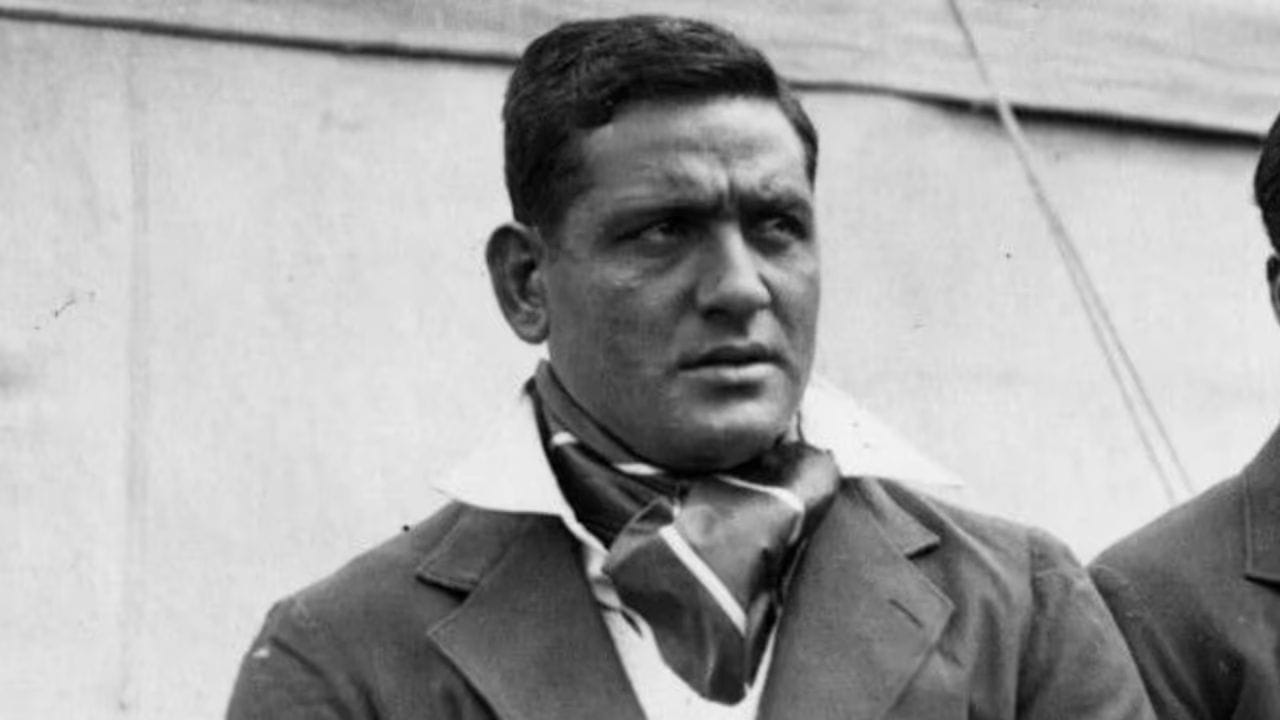 અમીર ઇલાહી - અમીર ઇલાહીએ પોતાની કારકિર્દીમાં કુલ છ ટેસ્ટ મેચ રમી હતી. ઇલાહીએ 1947માં સિડનીમાં ભારત માટે ડેબ્યૂ કર્યું હતું. જોકે, ત્યારબાદ તેમણે 1952 થી 1953 વચ્ચે પાકિસ્તાન માટે પાંચ ટેસ્ટ રમી હતી. આમિરે સ્થાનિક અને આંતરરાષ્ટ્રીય ક્રિકેટમાં 520 વિકેટ લીધી હતી.