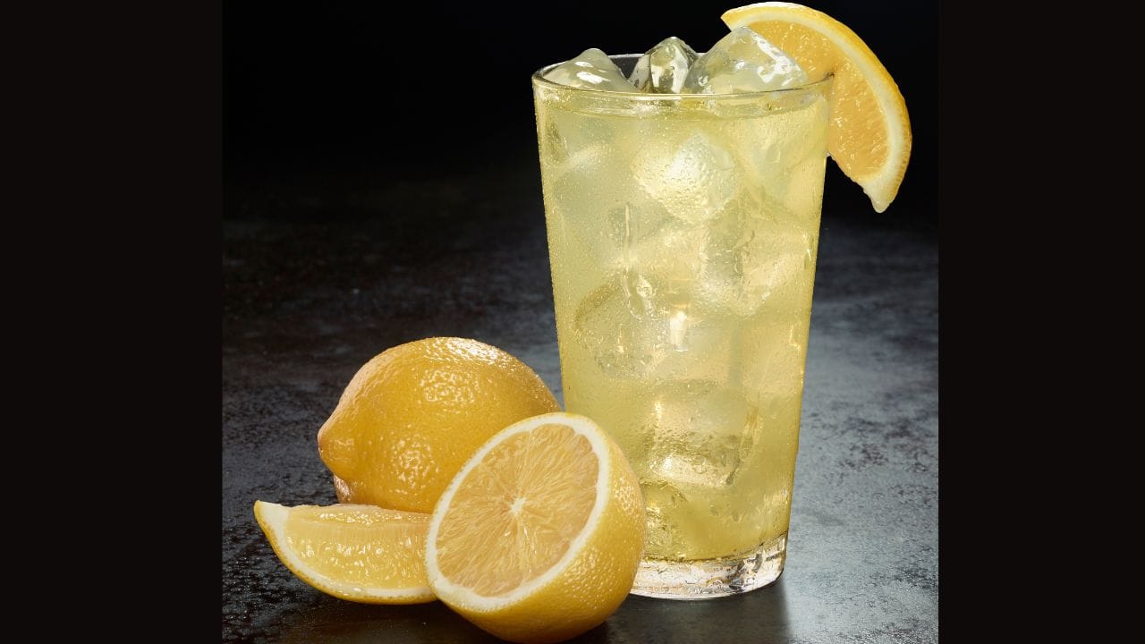 લીંબુ પાણીના ફાયદા એ છે કે તે હાઇડ્રેશન, હળવું પાચન સહાય અને થોડો એન્ટીઑકિસડન્ટ બુસ્ટ પૂરો પાડે છે. જો કે, જો તમે રોગપ્રતિકારક શક્તિ માટે વિટામિન સીની ઊંચી માત્રાને લક્ષ્ય બનાવી રહ્યા છો, તો ફક્ત લીંબુ પાણી પર આધાર રાખવો પૂરતો નથી.