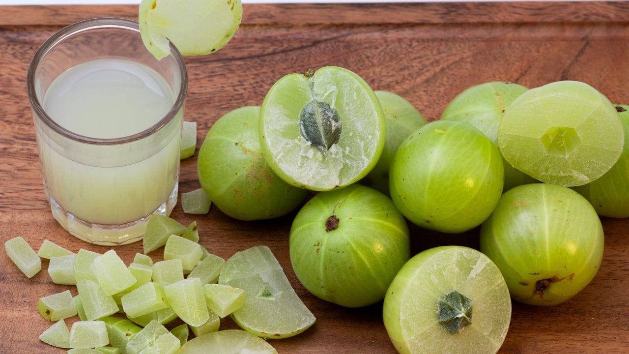 કેટલાક પોષણ ડેટા અનુસાર તાજા આમળાના રસમાં પ્રતિ 100 મિલી 1000 મિલિગ્રામ વિટામિન સી હોય છે. આનો અર્થ એ છે કે માત્ર 10-20 મિલી આમળાનો રસ 60-180 મિલિગ્રામ વિટામિન સી પ્રદાન કરી શકે છે, જે સામાન્ય પુખ્ત વયના લોકોની દૈનિક જરૂરિયાત કરતાં વધુ હોઈ શકે છે.આરોગ્ય પ્લેટફોર્મ પણ માને છે કે આમળા રોગપ્રતિકારક કાર્ય માટે એક મજબૂત એન્ટીઑકિસડન્ટ પેકેજ પૂરું પાડે છે, તેથી જ, આયુર્વેદથી લઈને આધુનિક પોષણ સુધી, આમળાના રસને ઓછી રોગપ્રતિકારક શક્તિ, વારંવાર ચેપ અને એન્ટીઑકિસડન્ટ સપોર્ટ માટે પસંદ કરવામાં આવે છે.