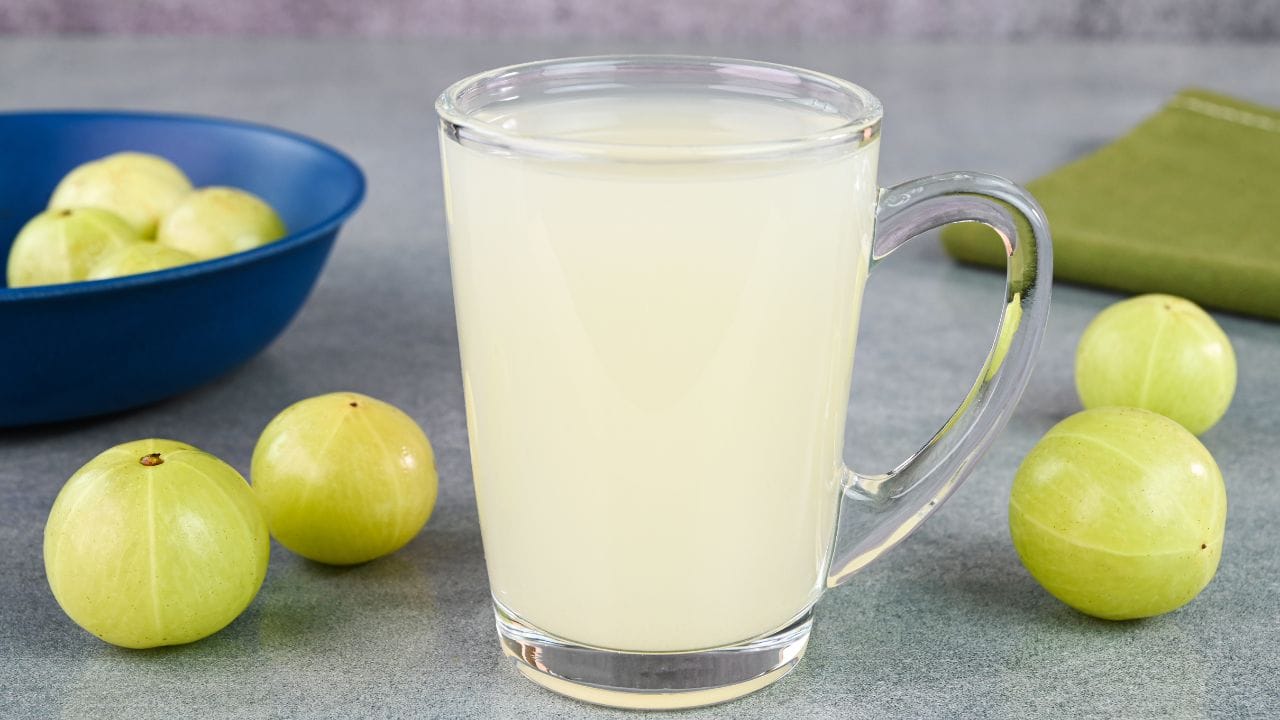 રોગપ્રતિકારક સંશોધન સૂચવે છે કે, ઉચ્ચ સામગ્રીવાળા સ્ત્રોત તરીકે, આમળાનો રસ ઓછી માત્રામાં વધુ વિટામિન સી પ્રદાન કરે છે, જ્યારે લીંબુ પાણીથી સમાન સ્તર પ્રાપ્ત કરવા માટે ઘણા લીંબુ અને નોંધપાત્ર રીતે વધુ રસની જરૂર પડશે.(All Image-GettyImages)