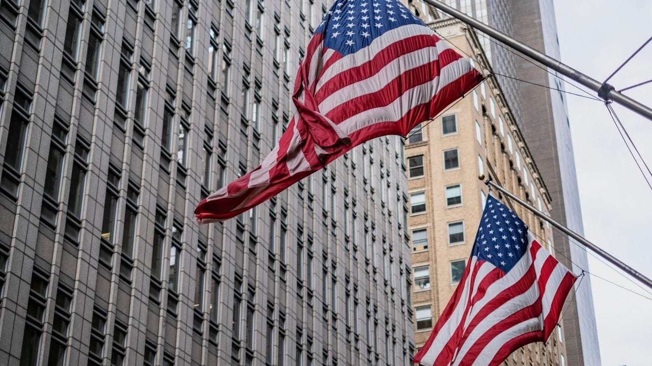 જો કોઈ વિદ્યાર્થી વિજ્ઞાન, ટેકનોલોજી, એન્જિનિયરિંગ અથવા ગણિત (STEM) ક્ષેત્રનો અભ્યાસ કર્યો હોય, તો તેઓ STEM OPT એક્સટેન્શન માટે અરજી કરી શકે છે. સામાન્ય 12 મહિનાની OPT પૂરી થયા પછી, વિદ્યાર્થીઓને 24 મહિનાનો STEM OPT એક્સટેન્શન મળી શકે છે. આનો અર્થ એ થાય છે કે તેઓ કુલ ત્રણ વર્ષ સુધી અમેરિકામાં કામ કરી શકે છે. ધ્યાન રાખવું જોઈએ કે STEM OPT માટે અરજી OPT સમાપ્ત થવાના 90 દિવસ પહેલાં જ કરવી જરૂરી છે.