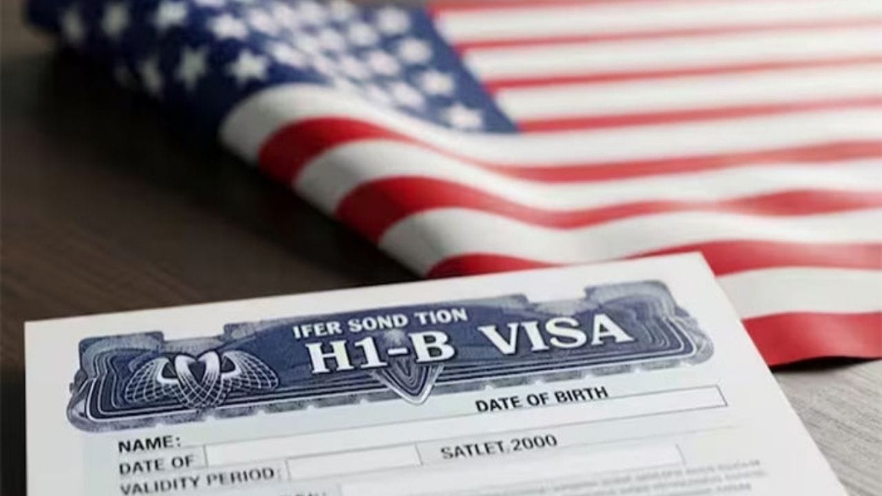 OPT પર કામ કરતા ઘણા વિદ્યાર્થીઓ H-1B વર્ક વિઝા માટે પણ અરજી કરે છે. H-1B વિઝા યુએસમાં લાંબા ગાળાની રોજગારી માટે સૌથી લોકપ્રિય વિકલ્પ છે. આ વિઝા મેળવવા માટે અરજદાર પાસે સ્નાતકની ડિગ્રી હોવી અને ક્ષેત્રમાં વિશિષ્ટ કુશળતા હોવી જરૂરી છે. યુએસમાં અભ્યાસ કરનારાઓ માટે દર વર્ષે 20,000 H-1B વિઝા અનામત રાખવામાં આવે છે. જો H-1B મંજૂર થતી વખતે OPT સમાપ્ત ન થાય, તો તમે “Cap-Gap” એક્સટેન્શન દ્વારા કામ ચાલુ રાખી શકો છો.