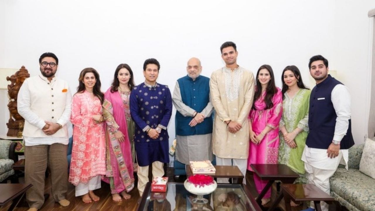 સચિન તેંડુલકરના પુત્ર Arjun Tendulkar ટૂંક સમયમાં સાનિયા ચાંડોક સાથે લગ્ન કરવા જઈ રહ્યા છે. આ દંપતીએ ઓગસ્ટ 2025માં એક ખાનગી સમારોહમાં સગાઈ કરી હતી, જેમાં માત્ર પરિવારજનો અને નજીકના મિત્રો હાજર રહ્યા હતા. સચિન તેંડુલકરે પરિવાર સાથે પીએમ મોદીને મળી લગ્નનું આમંત્રણ આપ્યું હતું.