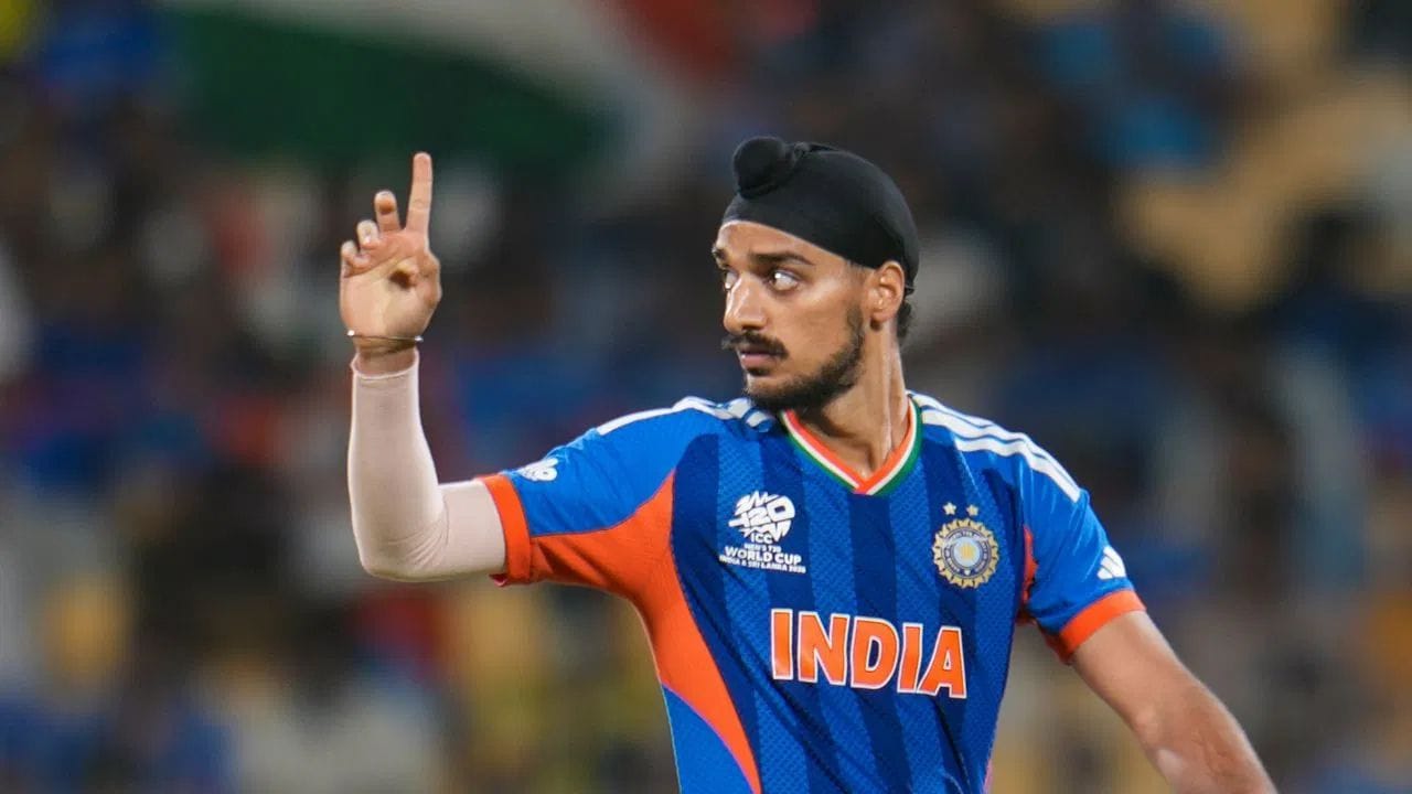 ઝિમ્બાબ્વે સામેના તેના શરૂઆતના સ્પેલમાં અર્શદીપ સિંહ વિકેટ વગર રહ્યો, પરંતુ બાદમાં તેણે શાનદાર વાપસી કરી. તેણે પહેલા સિકંદર રઝાને આઉટ કર્યો, પછી તે જ ઓવરમાં રાયન બર્લને આઉટ કર્યો, અને પછી ટોની મુન્યોંગાને યોર્કરથી બોલ્ડ કર્યો.