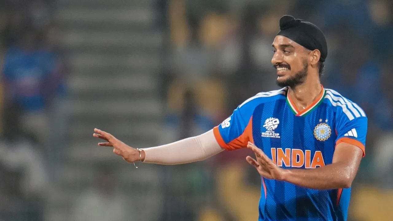 T20 વર્લ્ડ કપ 2026 ના સુપર 8 માં ઝિમ્બાબ્વે સામે ભારતની 72 રનની જીત દરમિયાન અર્શદીપ સિંહે એક મોટો રેકોર્ડ બનાવ્યો. તે મેચમાં ભારતનો સૌથી સફળ બોલર હતો અને જસપ્રીત બુમરાહને પાછળ છોડીને એક ખાસ યાદીમાં નંબર વન બન્યો.