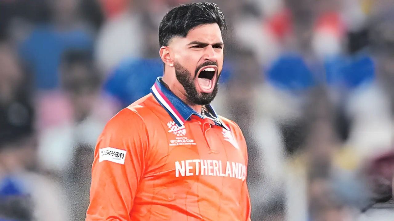 બુધવારે અમદાવાદમાં ભારત-નેધરલેન્ડ્સની મેચમાં આર્યન દત્તે પ્રથમ ઓવરમાં જ અભિષેક શર્માને પેવેલિયન મોકલી ભારતને આંચકો આપ્યો હતો. અભિષેક પુલ શોટ રમતા બોલ્ડ થયો. શરૂઆતથી જ લાઇન અને લેન્થમાં ચોકસાઈ દાખવતા આર્યને ભારતીય બેટર્સ પર દબાણ બનાવ્યું હતું.