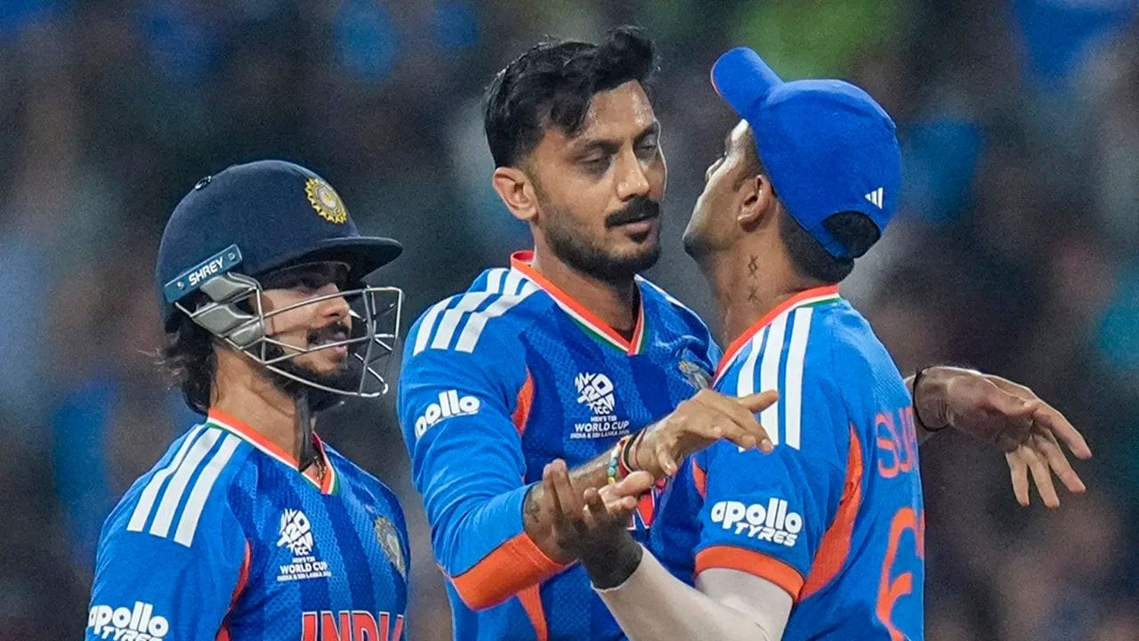 અક્ષર પટેલના સ્થાને વોશિંગ્ટન સુંદરને તક આપવામાં આવી હતી અને દક્ષિણ આફ્રિકા સામે પણ તે જ ખેલાડી પર વિશ્વાસ કરવામાં આવ્યો છે. ટોસ પછી સૂર્યકુમાર યાદવે કહ્યું કે અક્ષર પટેલને બાકાત રાખવો એ એક વ્યૂહાત્મક ફેરફાર છે.