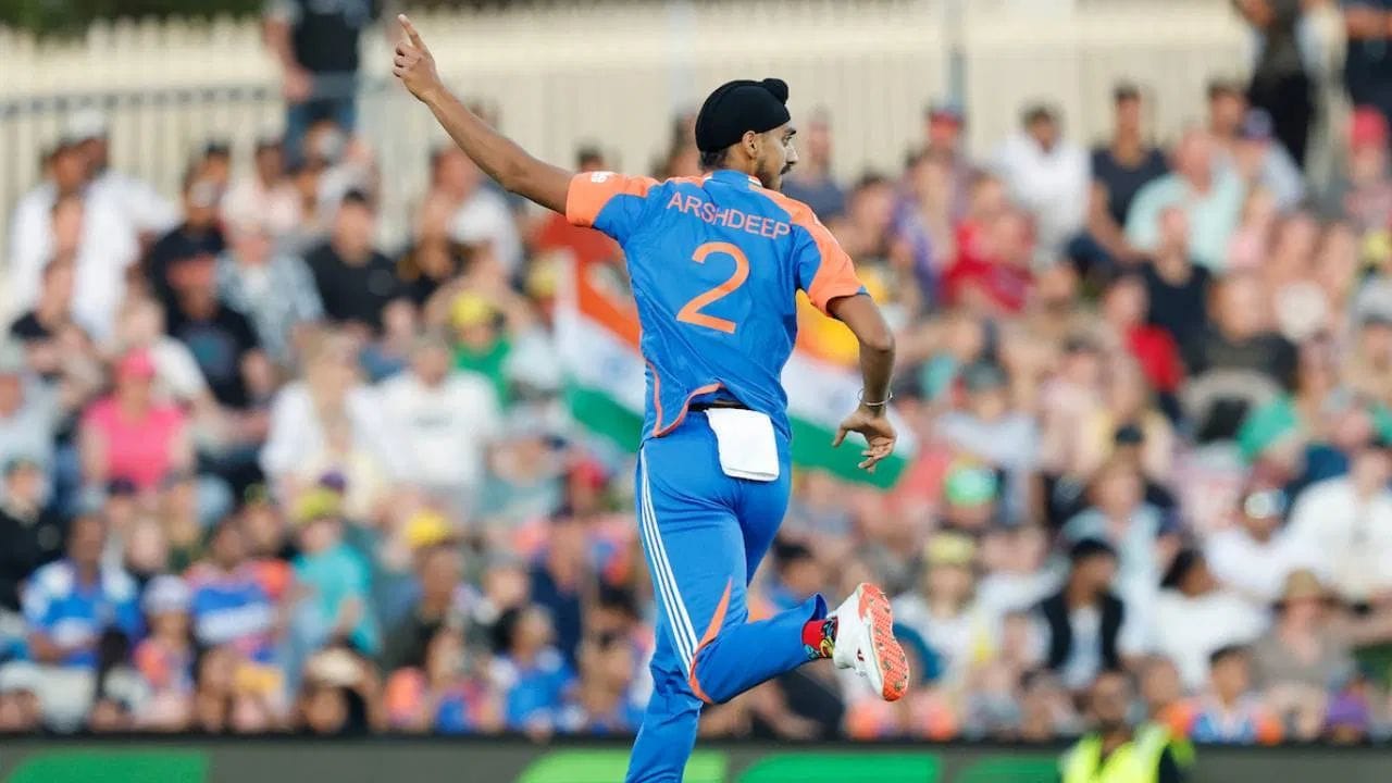 અર્શદીપ સિંહ T20I ક્રિકેટમાં સૌથી વધુ વિકેટ લેનાર ભારતીય બોલર છે. તેણે 77 મેચની 76 ઇનિંગ્સમાં 120 વિકેટ ઝડપી છે. 51 રન આપીને 5 વિકેટ એ તેનું સર્વશ્રેષ્ઠ બોલિંગ પ્રદર્શન છે. અર્શદીપ બાદ જસપ્રીત બુમરાહ 107 વિકેટ સાથે બીજા સ્થાને છે.