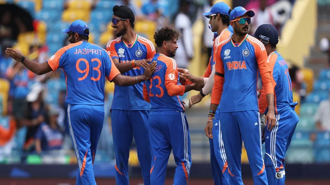 T20 વર્લ્ડ કપમાં ભારતીય બોલરોએ શાનદાર પ્રદર્શન કર્યું છે. રવિચંદ્રન અશ્વિન સૌથી વધુ 32 વિકેટ લઈને મોખરે છે, જ્યારે અર્શદીપ સિંહે 29 વિકેટ મેળવી છે. આ ઉપરાંત, જસપ્રીત બુમરાહે 26 વિકેટ, હાર્દિક પંડ્યાએ 24 વિકેટ અને રવીન્દ્ર જાડેજાએ 22 વિકેટ લઈને ભારતીય ટીમની બોલિંગને મજબૂતી આપી છે. આ આંકડા દર્શાવે છે કે, T20 વર્લ્ડ કપમાં ભારતીય બોલરોનું પ્રદર્શન ઘણું પ્રભાવશાળી રહ્યું છે.