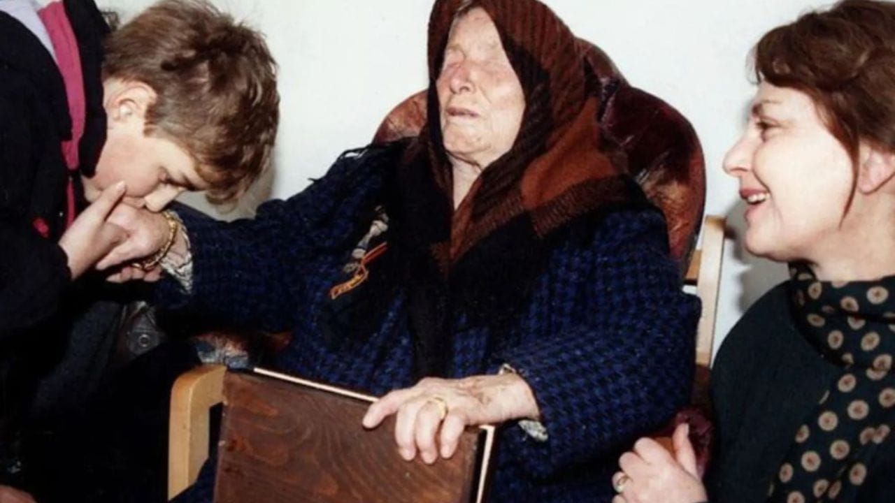 તે ભયાનક આગાહીમાં શું છે? : બાબા  વેંગાના અનુયાયીઓના મતે, 2026 માં પૃથ્વી પર કુદરતનો પ્રકોપ પડશે.  
