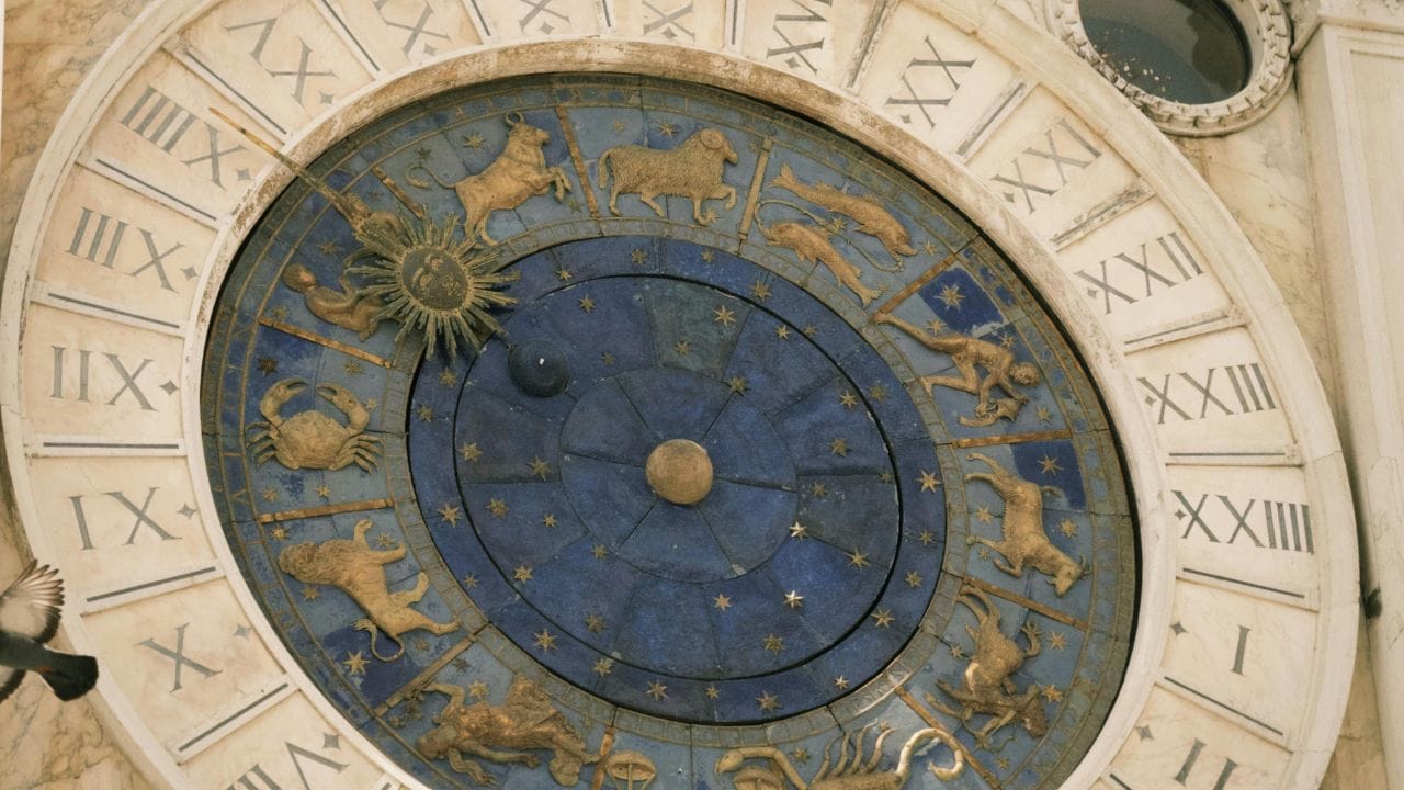 મકર રાશિના જાતકો માટે પણ 2026 અત્યંત શુભ વર્ષ માનવામાં આવે છે. આગામી છ મહિનામાં આર્થિક લાભના નવા અવસર મળશે અને સ્થિર આવક તરફ આગળ વધવાની શક્યતા છે. લાંબા ગાળાના રોકાણ માટે પણ સમય અનુકૂળ રહેશે. આ રીતે, બાબા વાંગાની આગાહી મુજબ, આગામી છ મહિના આ ચાર રાશિઓ માટે જીવનમાં સુખ, સમૃદ્ધિ અને સકારાત્મક ફેરફારો લઈને આવી શકે છે. (નોંધ : અહીં આપવામાં આવેલી માહિતી ફક્ત આપની જાણકારી માટે છે. અહીં કોઈ પણ વાતની પુષ્ટિ Tv9 ગુજરાતી કરતું નથી)