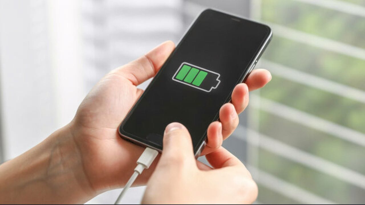 વાસ્તવમાં, સમસ્યા હંમેશા બેટરીની જ નથી, પરંતુ ચોક્કસ ફોન સેટિંગ્સની છે જે અજાણતાં બેટરી પાવર ડ્રેઇન કરે છે. ટેક નિષ્ણાતો માને છે કે જો તમારા ફોનમાં આ 3 મોડ ON કરી દેવામાં આવે તો તમારી બેટરી લાંબા સમય સુધી ચાલે છે તેમજ તે તમારા ફોનની બેટરી લાઈફ પણ વધારે છે. 