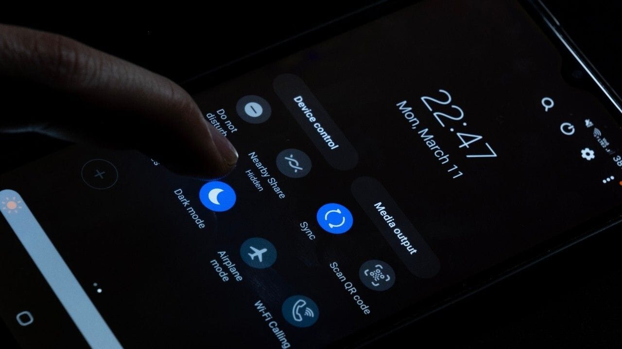 ડાર્ક મોડ: બીજી મહત્વપૂર્ણ સેટિંગ ડાર્ક મોડ છે. જો તમારા ફોનમાં AMOLED અથવા OLED ડિસ્પ્લે છે, તો ડાર્ક મોડનો ઉપયોગ સ્ક્રીનને ઓછી ઉર્જાનો ઉપયોગ કરવામાં મદદ કરશે કારણ કે કાળા પિક્સેલમાં પાવર વપરાશ નોંધપાત્ર રીતે ઓછો હોય છે. આ લાંબા સમય સુધી ઉપયોગ સાથે પણ ફોનને લાંબા સમય સુધી ચાલવામાં મદદ કરશે.