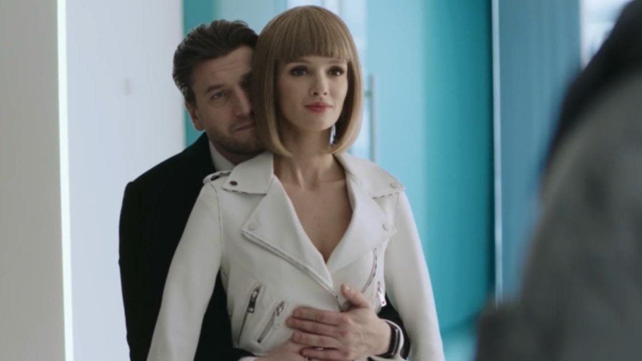 Better Than Us (બેટર ધેન અસ): આ એક 'સાયન્સ-ફિક્શન' સિરીઝ છે, જેમાં કુલ 2 સીઝન (16 એપિસોડ) છે. આ સિરીઝમાં પાઉલિના એન્ડ્રીવા, કિરીલ કેરો અને એલેક્ઝાન્ડર ઉસ્ત્યુગોવ મુખ્ય કલાકારો છે. સ્ટોરી ભવિષ્યની છે કે, જ્યાં રોબોટ્સ માણસોના જીવનનો ભાગ બની ગયા છે. ટૂંકમાં, વિખેરાઈ રહેલા પરિવારને આધુનિક ટેકનોલોજી ધરાવતો એક રોબોટ મળે છે. આ રોબોટને મેળવવા માટે એક મોટું કોર્પોરેશન, તપાસકર્તાઓ અને આતંકવાદીઓ પાછળ પડ્યા હોય છે, જે પરિવાર માટે મુસીબત બની જાય છે.