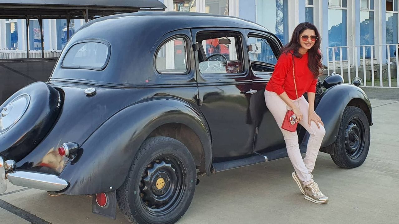 ભાગ્યશ્રીનો જન્મ વિજય સિંહરાવ માધવરાવ પટવર્ધન અને રાજલક્ષ્મી પટવર્ધનના ઘરે 23 ફેબ્રુઆરી 1969ના રોજ મહારાષ્ટ્રના સાંગલીમાં થયો હતો. આજે અભિનેત્રી પોતાનો 57મો જન્મદિવસ સેલિબ્રેટ કરી રહી છે.