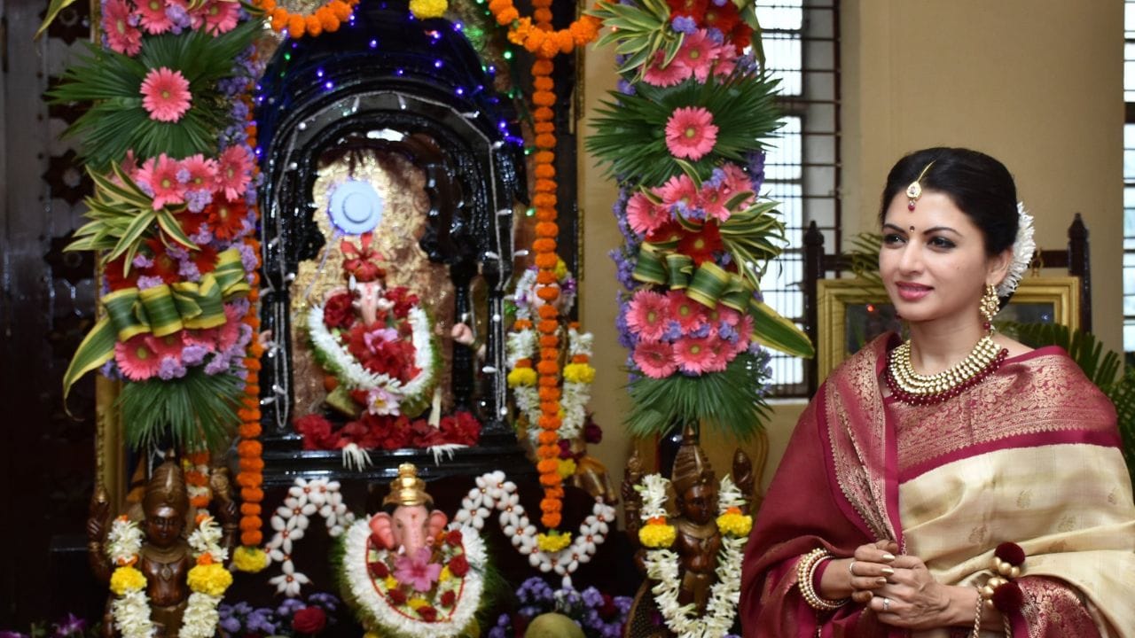 "મૈંને પ્યાર કિયા" ની બોલિવૂડ અભિનેત્રી ભાગ્યશ્રી પોતાની ફિટનેસ અને સુંદરતાથી ચાહકોને મોહિત કરતી રહે છે. અભિનેત્રીના પરિવાર અને પર્સનલ લાઈફ વિશે જાણીએ.