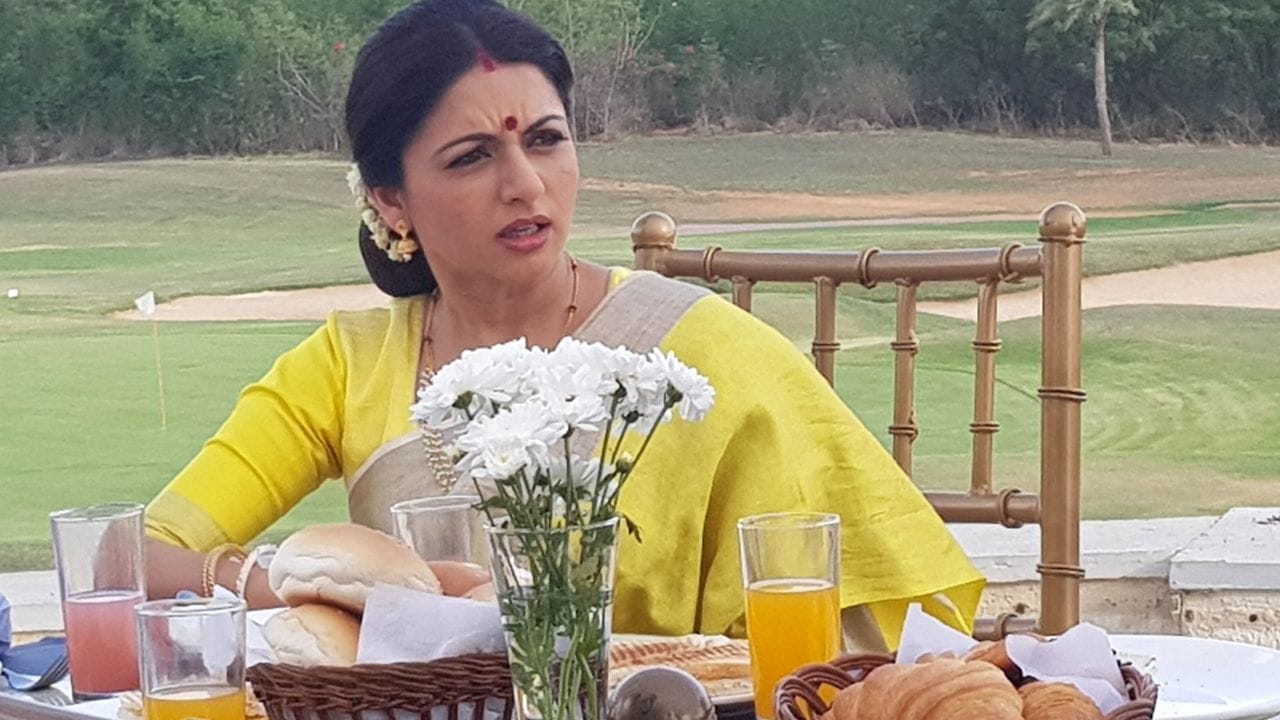 કારકિર્દીની શરૂઆતમાં લગ્ન થવાને કારણે અને પરિવારની જવાબદારીઓ સંભાળવાને કારણે ભાગ્યશ્રી ફિલ્મોમાં બહુ સક્રિય નહોતી. 