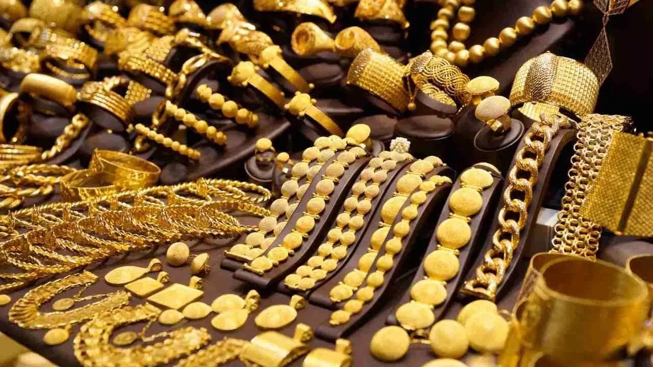 સ્પૉટ ગોલ્ડ 0.3 ટકા વધીને 5,038.73 ડોલર પ્રતિ ઔંસ (Gold Price Today) પર પહોંચી ગયું છે, જ્યારે અમેરિકાનું એપ્રિલ ગોલ્ડ ફ્યુચર્સ 0.6 ટકા વધીને 5,060.60 ડોલર પ્રતિ ઔંસ પર રહ્યું હતું. સ્પૉટ સિલ્વર 1 ટકા ઉછળીને 81.49 ડોલર પ્રતિ ઔંસ (Silver Rate Today) થયું હતું, જે પાછલા સત્રમાં 3 ટકાથી વધુના ઘટાડા બાદ રિકવરી છે.