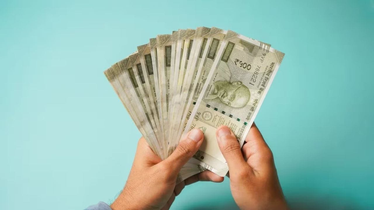 ઓલ ઇન્ડિયા NPS એમ્પ્લોયીઝ યુનિયનના પ્રમુખ મનજીત સિંહ પટેલના જણાવ્યા અનુસાર, કેન્દ્ર સરકાર માર્ચ મહિનાની શરૂઆતમાં હોળીના તહેવારને ધ્યાનમાં રાખીને DAમાં વધારાની જાહેરાત કરી શકે છે. જો આવું થાય તો કર્મચારીઓને એપ્રિલ મહિનાના પગાર સાથે વધેલો DA મળશે, જેમાં જાન્યુઆરી 2026થી બાકી રહેલો વધારો પણ સામેલ રહેશે.