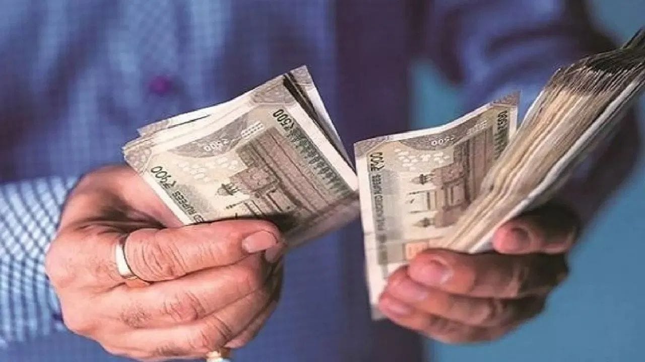 કેન્દ્ર સરકારે તાજેતરમાં 8મા કેન્દ્રીય પગાર પંચની સત્તાવાર વેબસાઇટ www.8cpc.gov.in શરૂ કરી છે. આ વેબસાઇટ માહિતી, દસ્તાવેજો અને જાહેર ભાગીદારી માટેનું મુખ્ય મંચ બનશે. અહીં પંચના કાર્યક્ષેત્ર, માળખું, પ્રશ્નાવલીઓ અને પ્રતિસાદ માટેનું ઑનલાઇન પોર્ટલ ઉપલબ્ધ રહેશે. કર્મચારીઓ, પેન્શનરો અને અન્ય હિસ્સેદારો આ વેબસાઇટ મારફતે પોતાના સૂચનો અને અભિપ્રાયો રજૂ કરી શકશે.