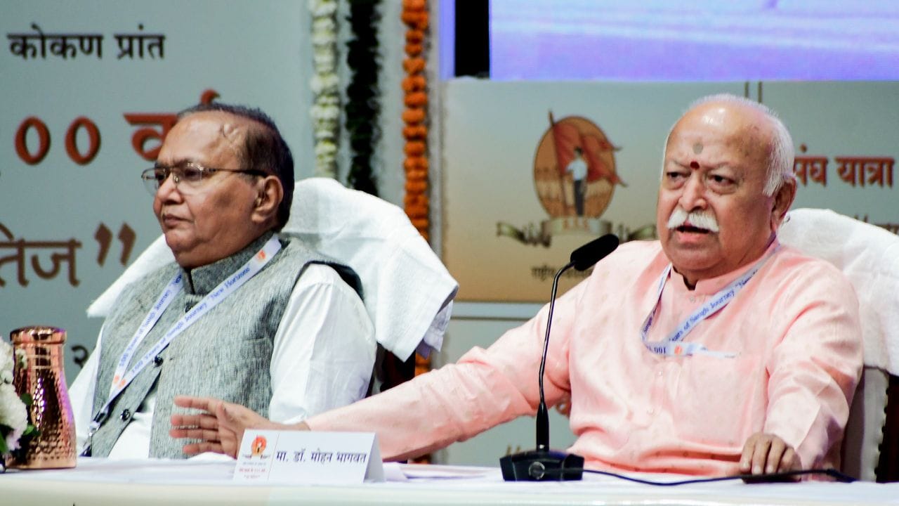 Bollywood Celebs Attend RSS Event:રાષ્ટ્રીય સ્વયંસેવક સંઘ (RSS)ની 100મી વર્ષગાંઠ નિમિત્તે મુંબઈમાં બે દિવસીય ભવ્ય કાર્યક્રમનું આયોજન કરવામાં આવ્યું છે. “સંઘ યાત્રા: ન્યૂ હોરાઇઝન્સ” નામના આ કાર્યક્રમમાં સમાજના વિવિધ ક્ષેત્રોના અગ્રણીઓ સાથે બોલિવૂડની જાણીતી હસ્તીઓ પણ મોટી સંખ્યામાં ઉપસ્થિત રહી હતી.