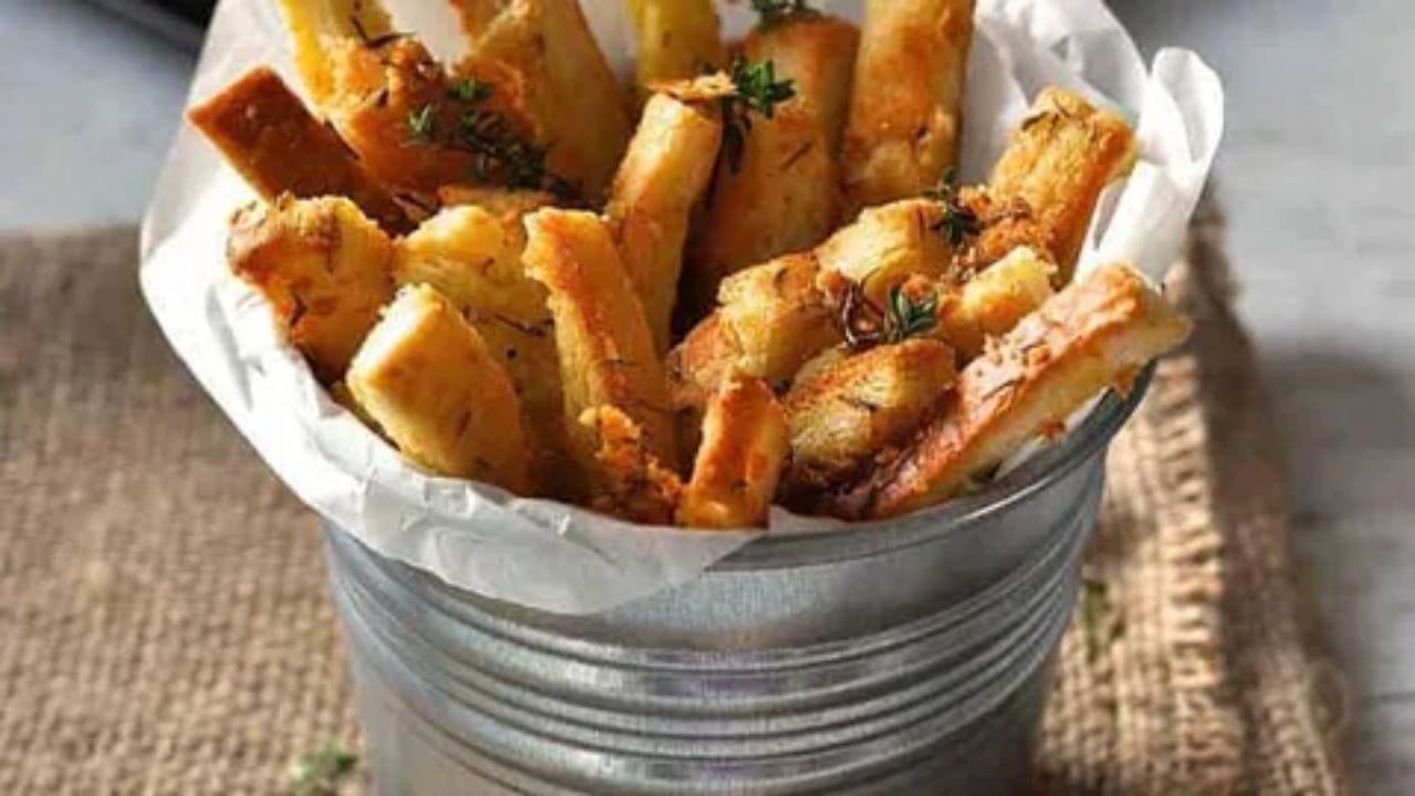 પરંતુ શું તમે જાણો છો કે આ બચેલી બ્રેડ કિનારીઓ તમારા રસોડામાં કમાલ કરી શકે છે? હા, આજના સમયમાં જ્યારે મોંઘવારી વધી રહી છે અને ખોરાકનો બગાડ એક મોટી સમસ્યા બની ગઈ છે, ત્યારે રસોડાની નાની વસ્તુઓનો પણ સારો ઉપયોગ કરવો એ સમજદારીભર્યું છે.
