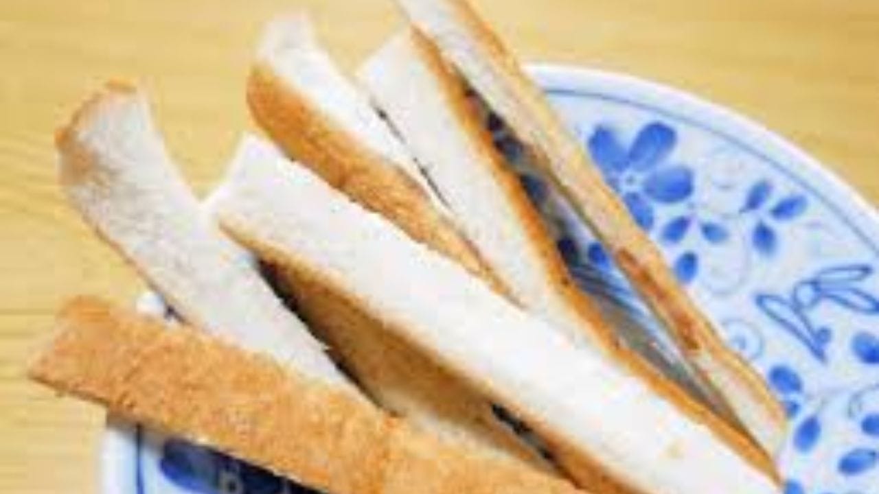 જો તમે તમારા રોજિંદા રસોઈમાં કંઈક નવું અજમાવવા માંગતા હો અને ફેંકી દેવામાં આવતા ખોરાક પર બચત કરવા માંગતા હો, તો આ ટિપ્સ ખૂબ મદદરૂપ થશે. આ આર્ટિકલમાં ચાલો જોઈએ કે તમે બચેલા બ્રેડના કિનારીઓને ફેંકી દેવાને બદલે તેનો ઉપયોગ કેવી રીતે કરી શકો છો.
