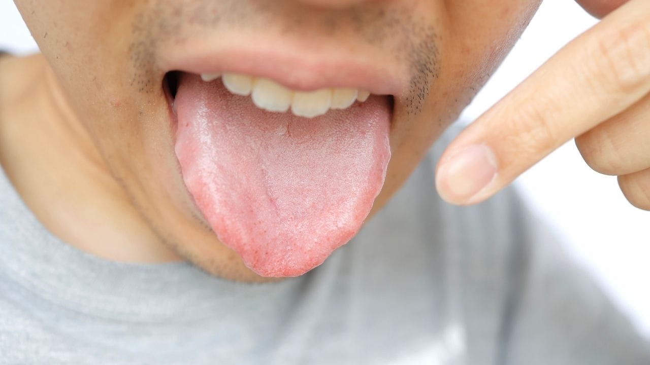 જો ચા કે કોફી પીતી વખતે તમારી જીભ બળી જાય, તો તરત જ થોડી ખાંડ જીભ પર મૂકો. ખાંડ ધીમે ધીમે ઓગળે છે અને બળતરામાં રાહત આપે છે. આ એક સરળ અને તરત અસર કરતો ઉપાય છે, જે લગભગ દરેક ઘરમાં ઉપલબ્ધ હોય છે.