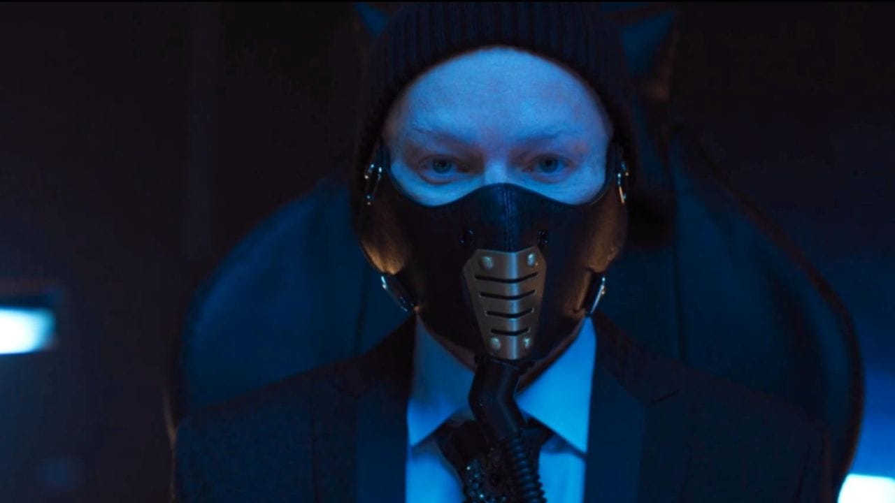 કોલ-સેન્ટર (Call-center): આ વર્ષ 2020 માં આવેલી એક થ્રિલર સિરીઝ છે. તેમાં કુલ 8 એપિસોડ છે અને તેને 6.8 સ્ટાર્સનું રેટિંગ મળ્યું છે. આની વાર્તા ખૂબ જ રોમાંચક છે, જેમાં મોસ્કોની એક બિલ્ડિંગના 12મા માળે આવેલી ઓફિસમાં કામ કરતા 12 કર્મચારીઓ ફસાઈ જાય છે. અહીં તેમને ખબર પડે છે કે, તેમની ઓફિસમાં બોમ્બ છે. 'મમ્મી' અને 'પપ્પા' તરીકે ઓળખાવતા અજાણ્યા અવાજો તેમને ધમકી આપે છે કે, જો તેમની માંગણીઓ પૂરી નહીં થાય તો તેઓ બોમ્બ બ્લાસ્ટ કરી દેશે. આમાં પાવેલ તાબાકોવ અને યુલિયા ખ્લીનિના મુખ્ય ભૂમિકામાં છે.