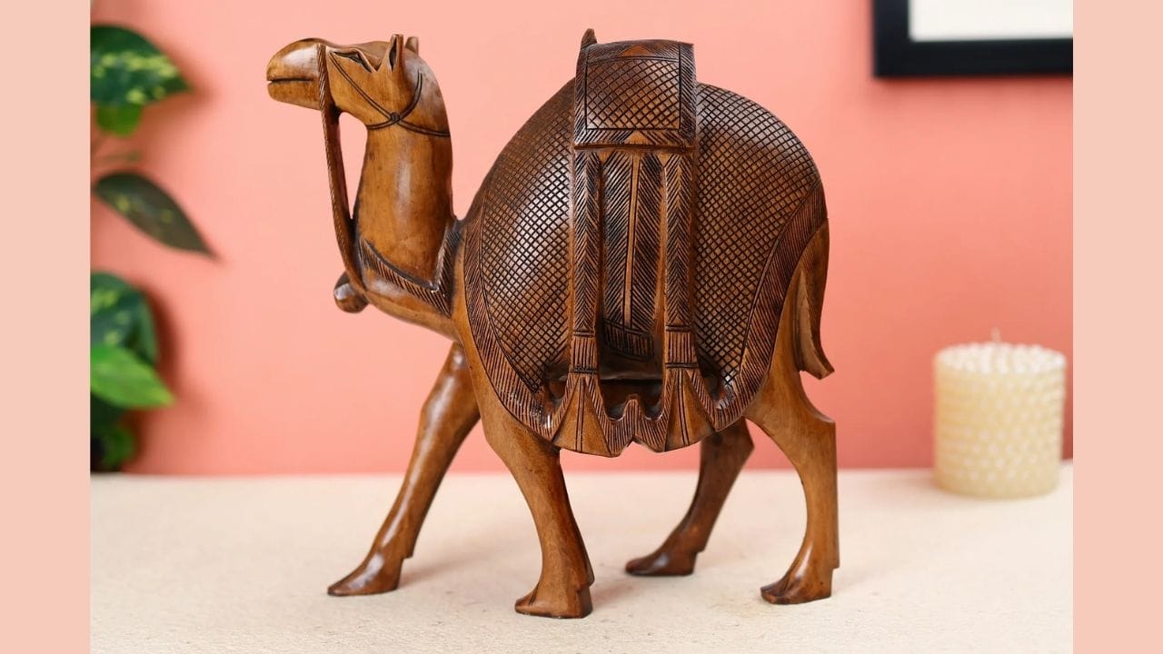 ઘરમાં કોઈપણ મૂર્તિ મૂકતા પહેલા, માત્ર દિશા જ નહીં પરંતુ યોગ્ય સ્થાનનો પણ વિચાર કરવો જરૂરી છે. વાસ્તુ અનુસાર, લિવિંગ રૂમ અથવા ડ્રોઇંગ રૂમમાં ઊંટની મૂર્તિ મૂકવી સૌથી શુભ માનવામાં આવે છે. આમ કરવાથી સકારાત્મક વાતાવરણ જળવાઈ રહે છે અને પરિવારના સભ્યો પર સકારાત્મક અસર પડે છે.
