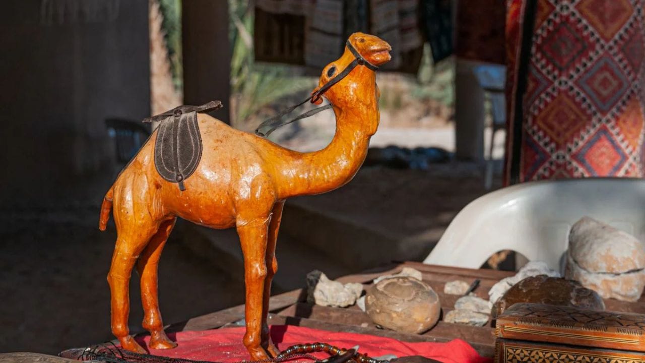 એવું માનવામાં આવે છે કે ઊંટની મૂર્તિ મુખ્ય દરવાજા તરફ ન રાખવી જોઈએ. તેને અંદરની તરફ મુખ રાખીને રાખવું વધુ શુભ માનવામાં આવે છે. તૂટેલી મૂર્તિ ક્યારેય ઘરમાં ન રાખવી જોઈએ. આનાથી પ્રતિકૂળ અસરો થઈ શકે છે. વધુમાં, તેની સ્વચ્છતા જાળવવા માટે ખાસ કાળજી લેવી જોઈએ, અને જ્યાં પણ તમે ઊંટની મૂર્તિ મૂકો છો, તેને સ્વચ્છ રાખવી જરૂરી માનવામાં આવે છે.
