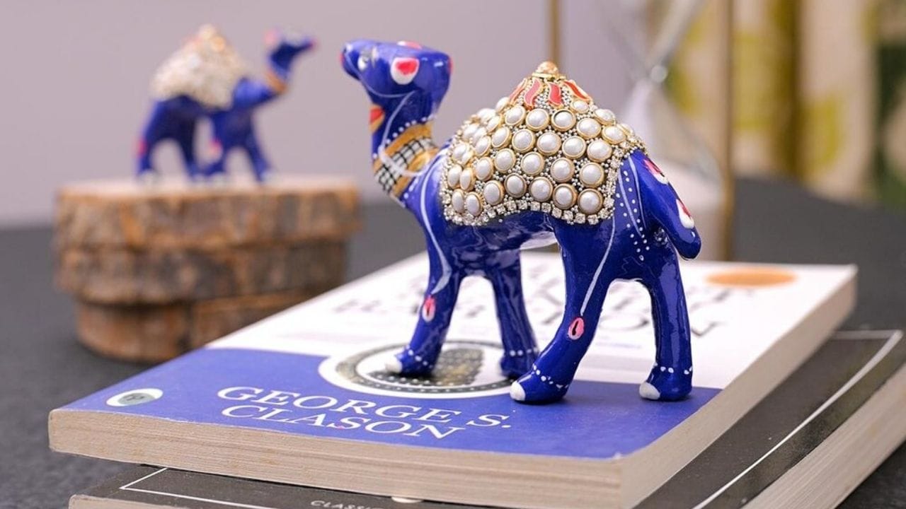 લોકો તેમના ઘર અને જીવનમાં સારા નસીબ લાવવા માટે તેમના ઘરમાં વિવિધ પ્રકારના ચિત્રો, શિલ્પો વગેરે રાખે છે. વાસ્તુ શાસ્ત્ર અને ફેંગશુઈ અનુસાર, ઘરમાં ઊંટની મૂર્તિ રાખવી અત્યંત શુભ માનવામાં આવે છે અને જીવનમાં સકારાત્મક પરિવર્તન લાવી શકે છે.
