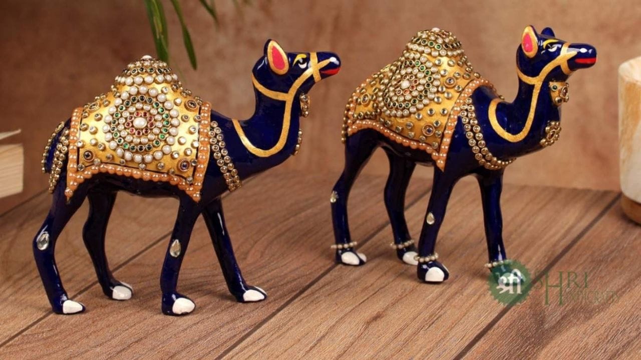 વાસ્તુ અને ફેંગશુઈ અનુસાર, ઘરમાં યોગ્ય દિશામાં અને સ્થાન પર ઊંટની મૂર્તિ મૂકવાથી સુખ અને સૌભાગ્ય વધે છે. વધુમાં, તે નોકરી અથવા વ્યવસાય સંબંધિત સમસ્યાઓમાંથી રાહત આપી શકે છે. આનાથી વ્યવસાયમાં પ્રગતિના દ્વાર ખુલે છે અને કારકિર્દીમાં લાભ થાય છે. ઘરમાં ઊંટની મૂર્તિ રાખવાથી મહત્વપૂર્ણ કાર્યોમાં ધીમે ધીમે અવરોધો ઓછા થઈ શકે છે.