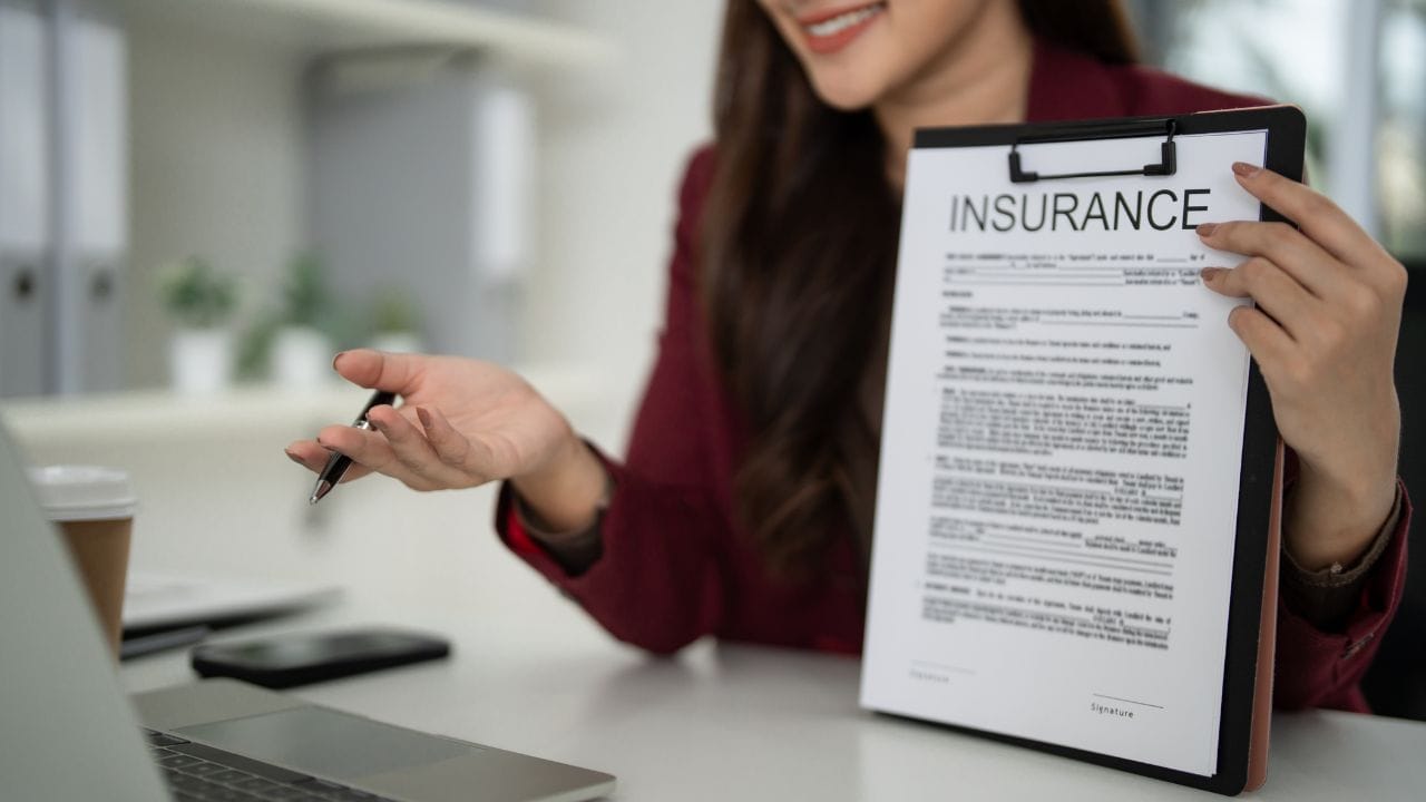 વીમા એજન્ટો : નોકરી 3 થી 6 મહિનાના પ્રમાણપત્ર કોર્સ દ્વારા મેળવી શકાય છે. વીમા એજન્ટો અને દલાલો કેનેડામાં ખૂબ માંગવાળા વ્યાવસાયિકો છે. આ ક્ષેત્રમાં સરેરાશ વાર્ષિક પગાર આશરે ₹41 લાખ છે અને તે સૌથી લોકપ્રિય નોકરીઓમાંની એક ગણાય છે.