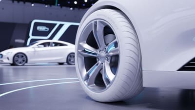 કારને જુઓ… ચમકતી બોડી, સ્ટાઇલિશ લાઇટ્સ, આકર્ષક ડિઝાઇન. પરંતુ એ બધાની વચ્ચે એક વસ્તુ એવી છે જે હંમેશા એકસરખી જ દેખાય છે ટાયર. કાળા. હંમેશા કાળા. શું આ માત્ર ફેશન છે? કે પછી તેના પાછળ કોઈ રસપ્રદ વૈજ્ઞાનિક કહાની છુપાયેલી છે? ચાલો, સમયના પાનાં ઉઘાડીએ અને જાણીએ ટાયરના આ કાળા રંગનું રહસ્ય. Input Credits: AI Generated