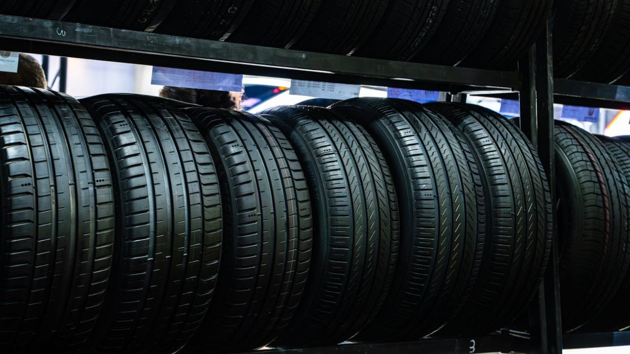 કાર આગળ વધી, ગતિ વધી, રસ્તા કઠિન બન્યા… અને જરૂર પડી વધુ મજબૂત ટાયરની. એ જ સમયે વિજ્ઞાન મેદાનમાં ઉતર્યું. રબર બનાવતી કંપનીઓએ એક ખાસ પદાર્થ ઉમેરવાનું શરૂ કર્યું, કાર્બન બ્લેક. આ બારીક કાળો પાવડર પેટ્રોલિયમના નિયંત્રિત દહનથી બને છે. દેખાવમાં સામાન્ય, પરંતુ કાર્યમાં અસાધારણ.