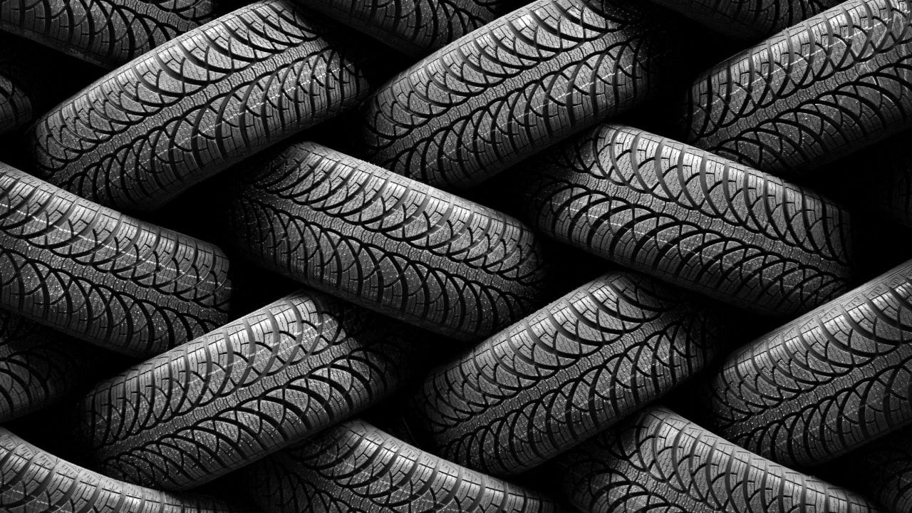 સૂર્યપ્રકાશ અને પવન પણ ટાયર માટે શત્રુ સમાન છે. અલ્ટ્રાવાયોલેટ (યુવી) કિરણો સમય જતાં રબરને ભંગુર બનાવી શકે છે. પરંતુ કાર્બન બ્લેક ઢાલની જેમ કામ કરે છે, તે યુવી કિરણોને શોષી લે છે અને ટાયરને તિરાડ પડવાથી બચાવે છે. એટલે જ કાળો રંગ ટાયર માટે ફેશન નહીં, પરંતુ રક્ષણ કવચ છે.