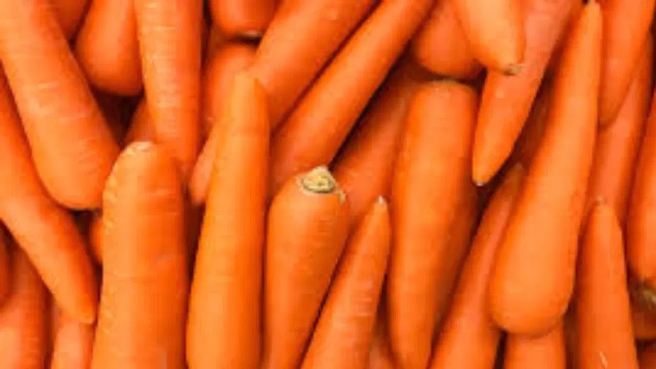 ગાજરનો સૌથી મોટો ફાયદો આંખોની રોશની માટે માનવામાં આવે છે. તેમાં રહેલું બીટા-કેરોટીન શરીરમાં જઈને વિટામિન Aમાં રૂપાંતરિત થાય છે. વિટામિન A આંખોની તંદુરસ્તી માટે ખૂબ જ જરૂરી છે અને દ્રષ્ટિ કમજોર થવાનો જોખમ ઘટાડે છે.