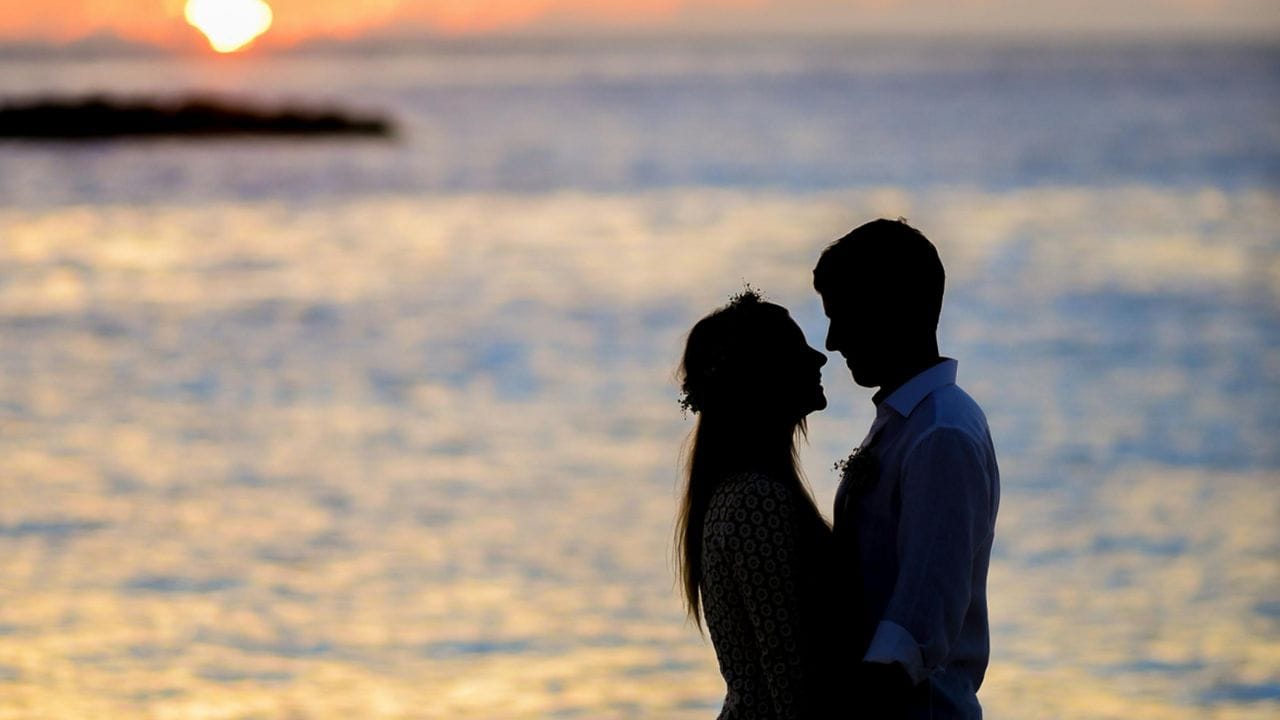 પાણી - આચાર્ય ચાણક્ય કહે છે કે પાણી જીવન છે, પરંતુ જો તે અનિયંત્રિત રહે, તો બીજી કોઈ શક્તિ પાણી જેવી વિનાશ કરી શકતી નથી. પાણીમાં બધું જ નાશ કરવાની શક્તિ છે. તેથી વ્યક્તિએ પાણી પ્રત્યે સતર્ક રહેવું જોઈએઅને કુવાઓ, તળાવો અને મહાસાગરો જેવા સ્થળોની મુલાકાત લેતી વખતે સાવચેત રહેવું જોઈએ, કારણ કે એક નાની ભૂલ પણ મૃત્યુ તરફ દોરી શકે છે.
