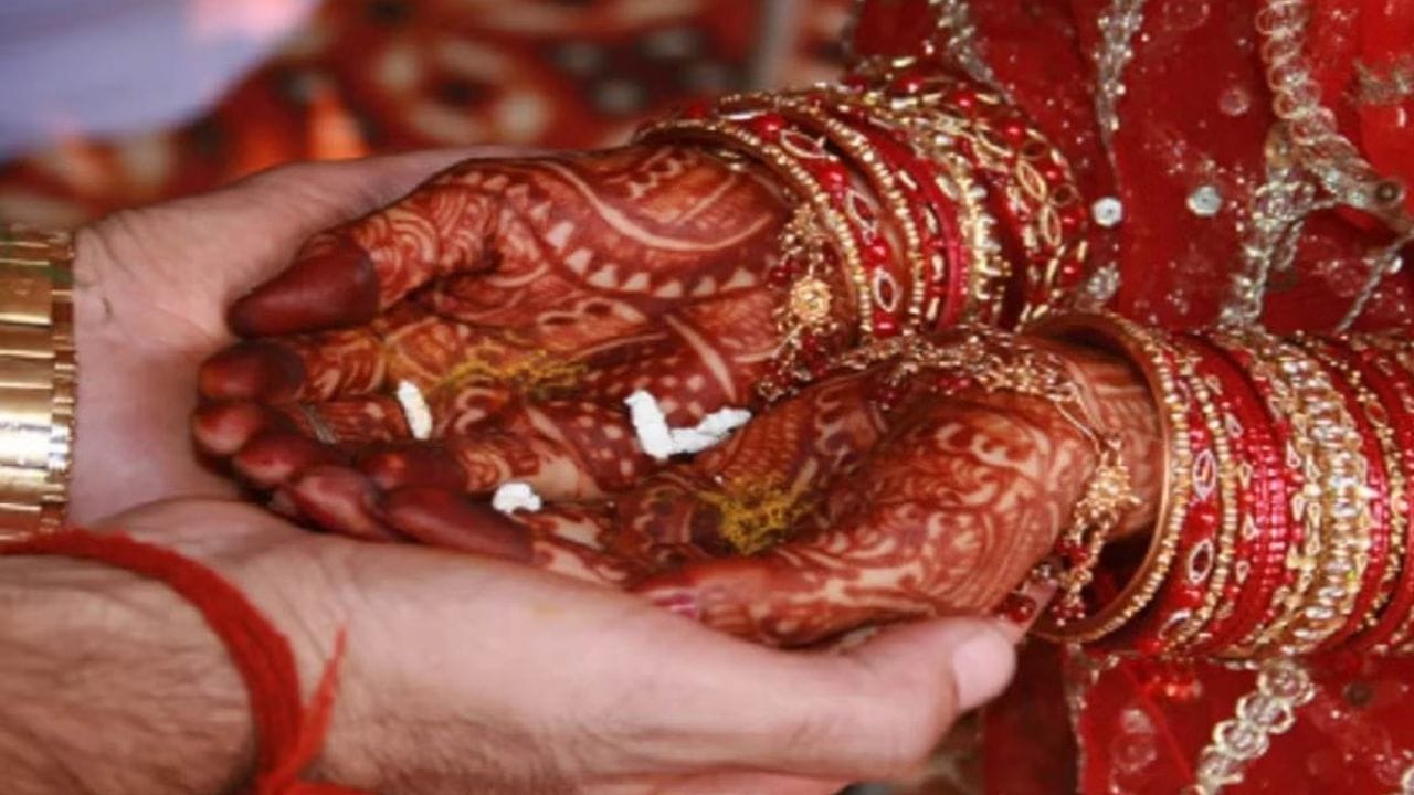 આચાર્ય ચાણક્ય એક મહાન ચિંતક, અર્થશાસ્ત્રી અને રાજદ્વારી હતા. ચાણક્યએ ચાણક્ય નીતિ નામનો એક ગ્રંથ લખ્યો હતો, જેમાં તેમણે આદર્શ વિશ્વની પ્રકૃતિ અને પતિ-પત્ની વચ્ચેના સંબંધો વિશે વિગતવાર વર્ણન કર્યું હતું.
