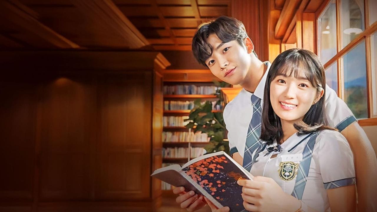 Extraordinary You : એક અનોખી કોન્સેપ્ટ પર આધારિત કોમેડી ડ્રામા છે, જેમાં સ્કૂલ સ્ટુડન્ટ્સ જાણે છે કે તેઓ એક કોમિક બુકના પાત્ર છે. પ્રેમ, ફેટ અને ફ્રી વિલ જેવા વિષયો કોમેડી ડ્રામાને ખાસ બનાવે છે.
રોમાન્સ સાથે ફેન્ટસી ટચ હોવાથી આ કોમેડી ડ્રામા અન્ય લવ સ્ટોરીથી અલગ લાગે છે. હિન્દી ડબિંગ પછી ભારતીય દર્શકોમાં તેની લોકપ્રિયતા ઝડપથી વધી છે. આમાં Season 1 અને કુલ Episodes 16 છે,