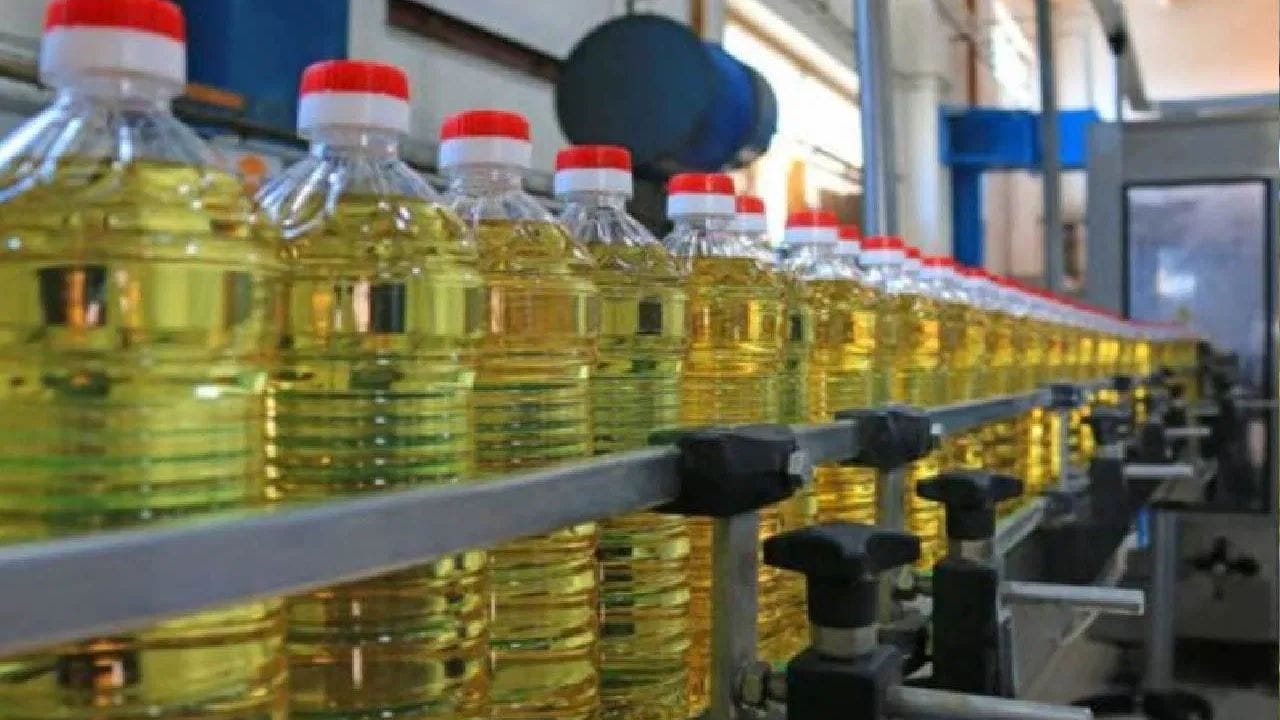 ખાધ્યતેલના ભાવમાં તાજેતરમાં થયેલા વધારાથી લોકોમાં ફાળ પડી છે, કારણ કે તેની સીધી અસર લોકોના ખિસ્સા પર પડે છે. ખાધ્યતેલ એ રોજ રસોઈ માટે વપરાતી એક અનિવાર્ય વસ્તુ છે. ભાવ વધારા પાછળના મુખ્ય કારણોમાં પાકનું નબળું ઉત્પાદન, પુરવઠાની અછત, આંતરરાષ્ટ્રીય સ્તરે વધતી કિંમતો અને આયાતી તેલ પર વધેલા ટેક્સને જવાબદાર માનવામાં આવે છે.