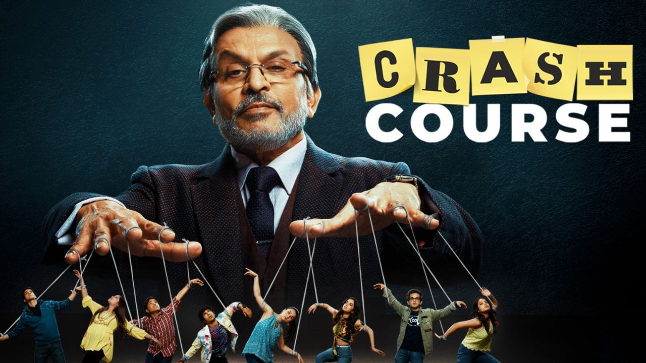 Crash Course બે મોટા કોચિંગ સંસ્થાઓ વચ્ચેની સ્પર્ધા અને વિદ્યાર્થીઓ પર વધતા દબાણને કેન્દ્રમાં રાખે છે. આ સિરીઝ દર્શાવે છે કે સફળતા માટેનો દબાણ કેવી રીતે યુવાનોના જીવનને અસર કરે છે.