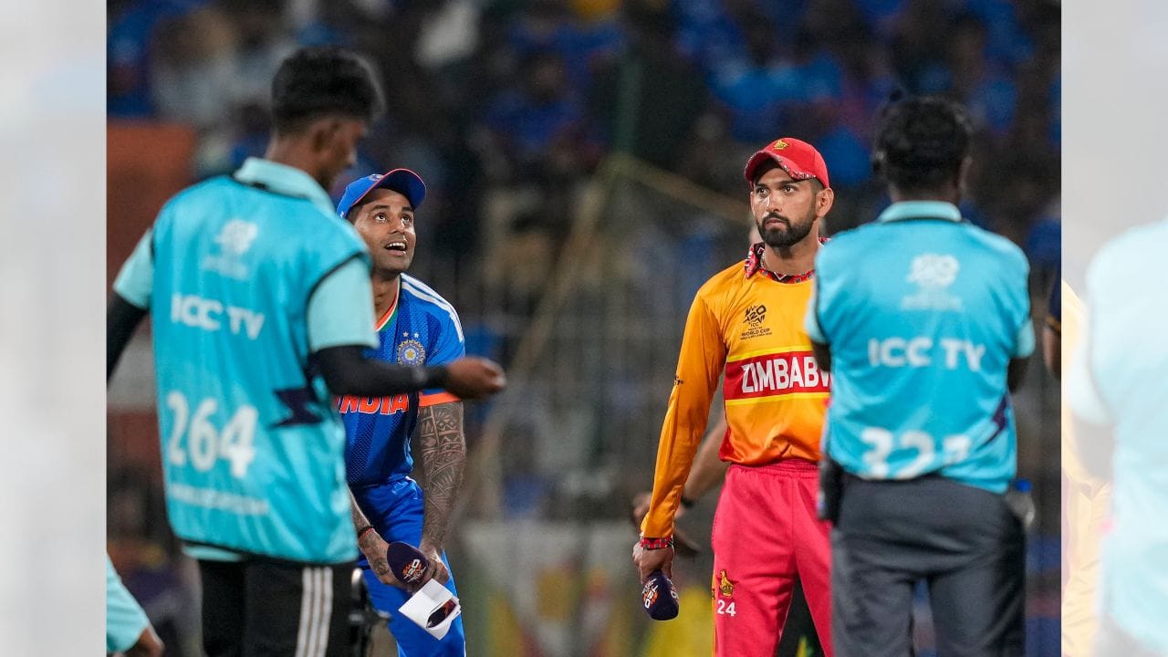 બીજી તરફ, IPL જેવી લીગ સ્પર્ધાઓમાં નિયમો થોડા અલગ હોય છે. અહીં ટીમ શીટ સાથે વધારાના સબસ્ટિટ્યૂટ ખેલાડીઓની યાદી પણ આપવામાં આવે છે. Impact Player નિયમને કારણે મેચ દરમિયાન એક ખેલાડી બદલી શકાય છે. ( Credits: PTI )