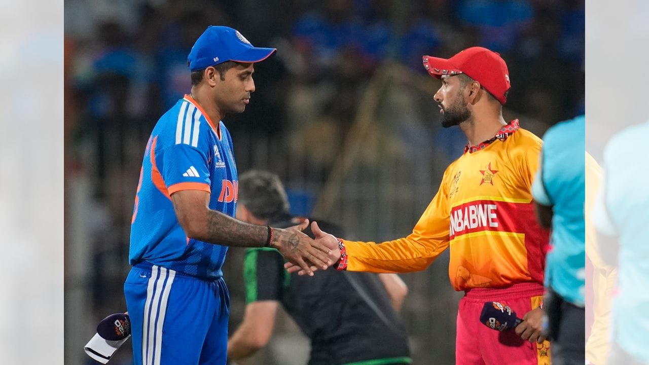 આ કારણે IPLમાં ટીમ સ્ટ્રેટેજી વધુ ગતિશીલ અને પરિસ્થિતિ આધારિત બને છે, જ્યારે આંતરરાષ્ટ્રીય ક્રિકેટમાં પ્લેઇંગ ઇલેવન વધુ સ્થિર રહે છે. ટોસ સમયે કૅપ્ટનના હાથમાં રહેલો આ કાગળ માત્ર યાદી નહીં, પરંતુ આખી મેચની રણનીતિનો આધાર હોય છે. ( Credits: PTI )